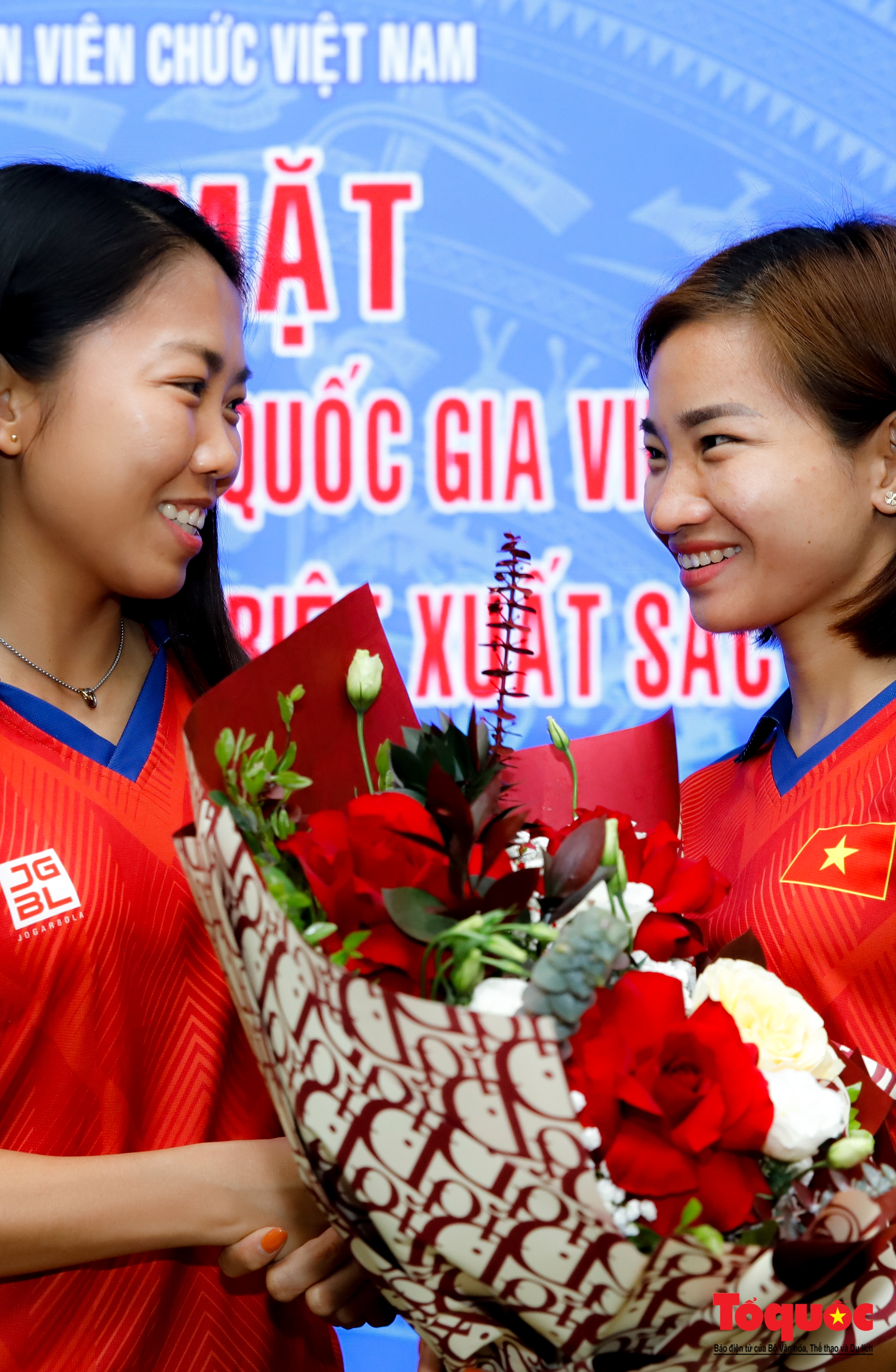 Công đoàn Viên chức Việt Nam trao thưởng cho đội tuyển bóng đá nữ và VDV điền kinh Nguyễn Thị Oanh - Ảnh 9.