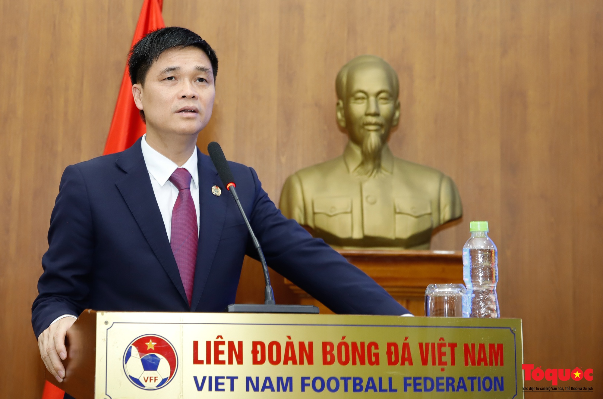 Công đoàn Viên chức Việt Nam trao thưởng cho đội tuyển bóng đá nữ và VDV điền kinh Nguyễn Thị Oanh - Ảnh 5.