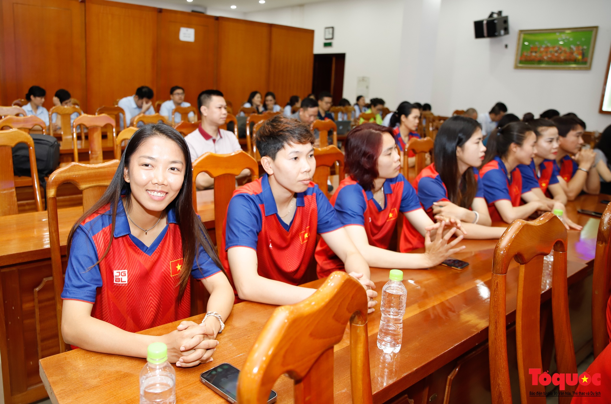 Công đoàn Viên chức Việt Nam trao thưởng cho đội tuyển bóng đá nữ và VDV điền kinh Nguyễn Thị Oanh - Ảnh 3.