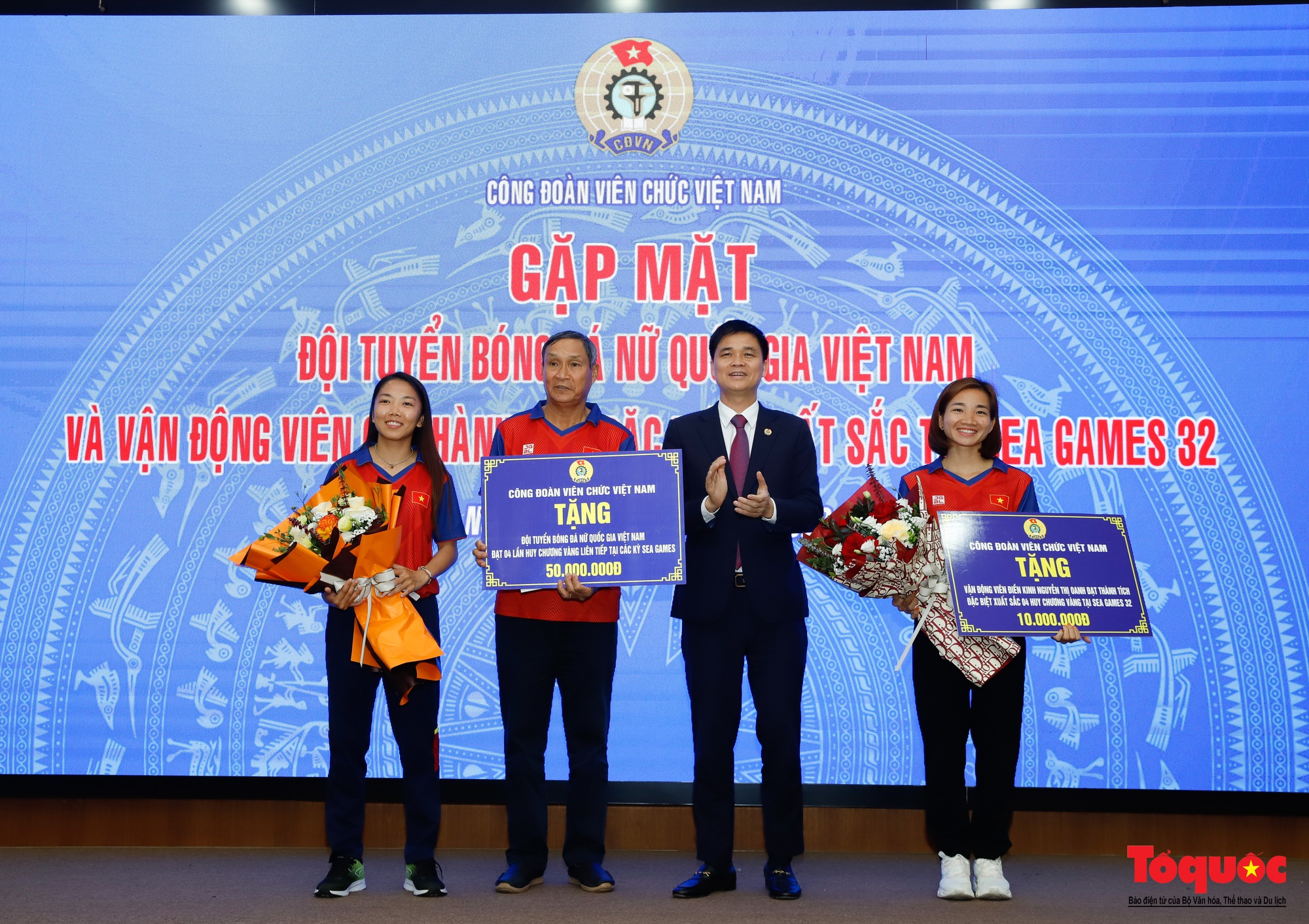 Công đoàn Viên chức Việt Nam trao thưởng cho đội tuyển bóng đá nữ và VDV điền kinh Nguyễn Thị Oanh - Ảnh 6.
