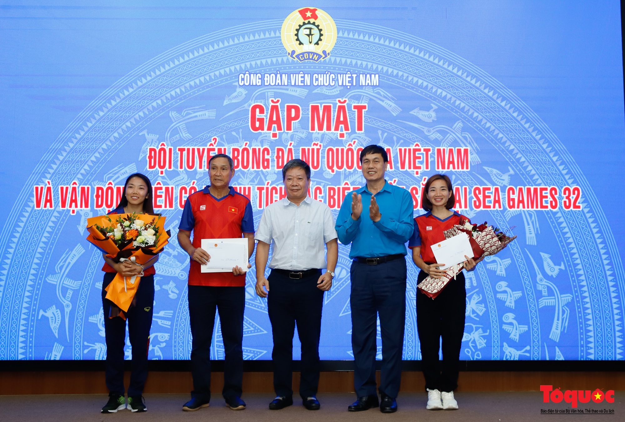 Công đoàn Viên chức Việt Nam trao thưởng cho đội tuyển bóng đá nữ và VDV điền kinh Nguyễn Thị Oanh - Ảnh 7.