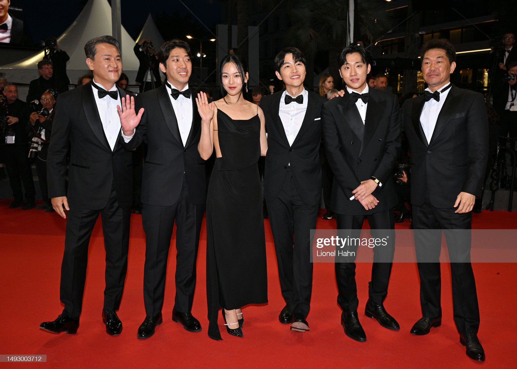 Thảm đỏ Cannes 2023 ngày 9: Song Joong Ki lộ dấu hiệu lão hóa, aespa khoe sắc vóc ấn tượng trong lần đầu dự Cannes - Ảnh 1.