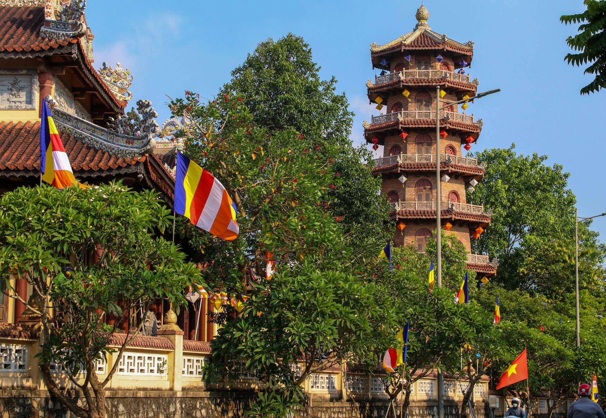 Thành phố Huế rực rỡ sắc màu chào đón tuần lễ Phật đản 2023 - Ảnh 7.