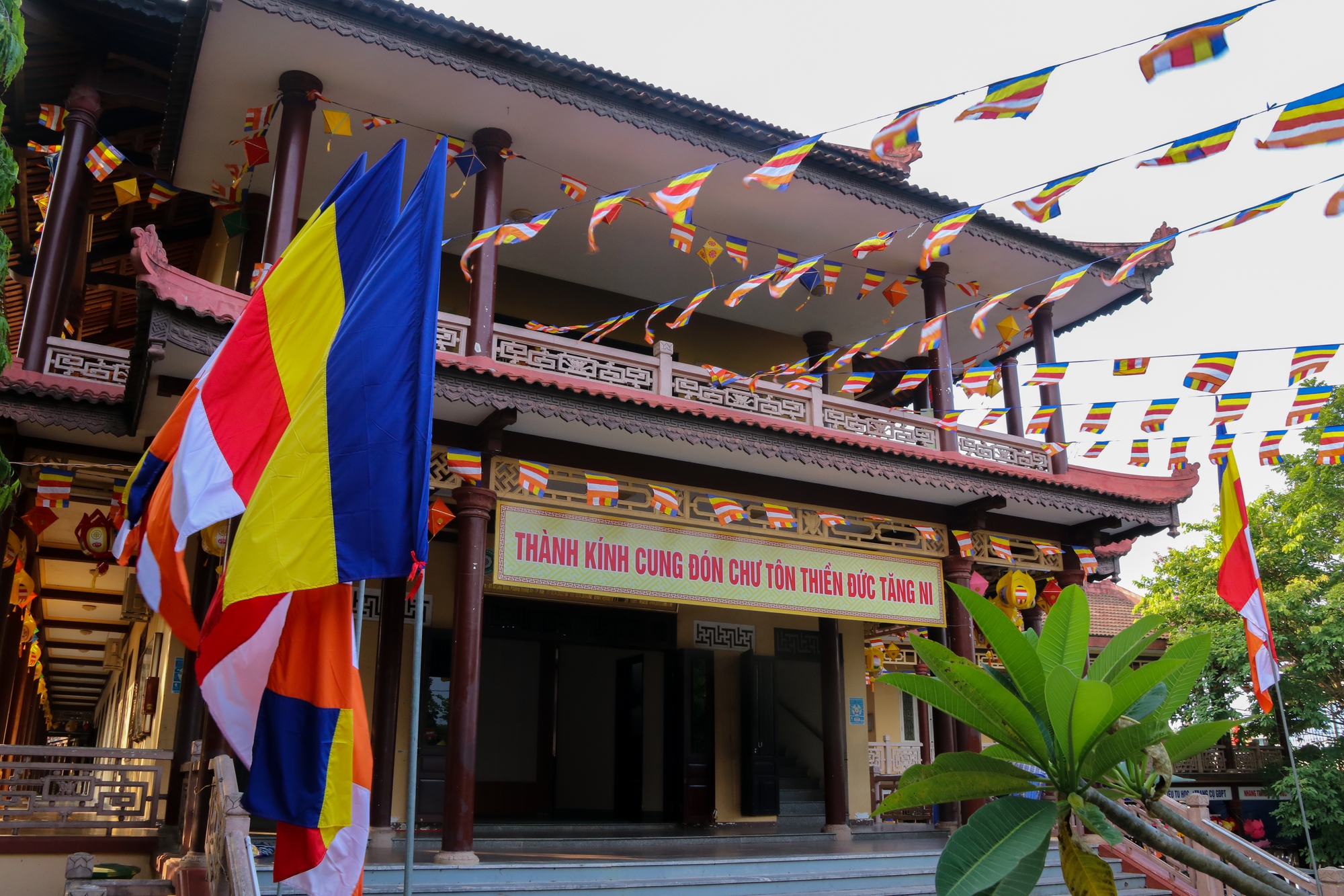 Thành phố Huế rực rỡ sắc màu chào đón tuần lễ Phật đản 2023 - Ảnh 8.