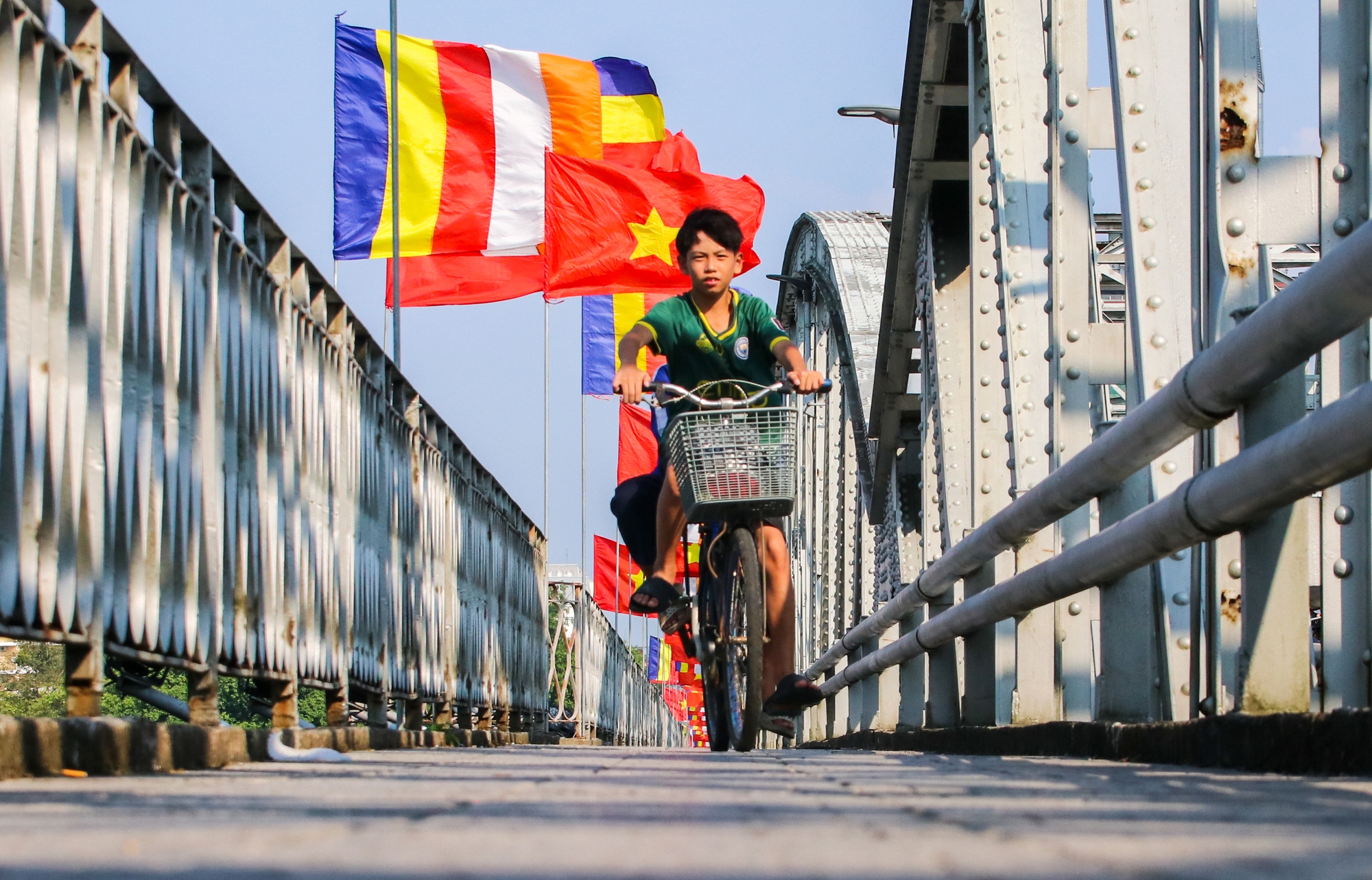 Thành phố Huế rực rỡ sắc màu chào đón tuần lễ Phật đản 2023 - Ảnh 14.