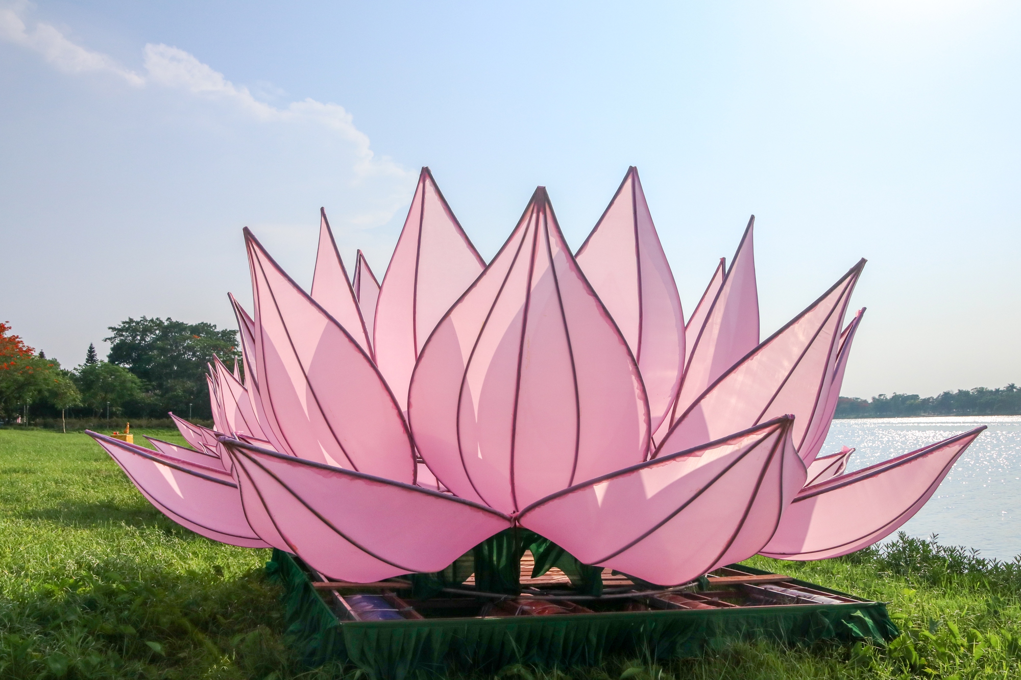 Thành phố Huế rực rỡ sắc màu chào đón tuần lễ Phật đản 2023 - Ảnh 10.