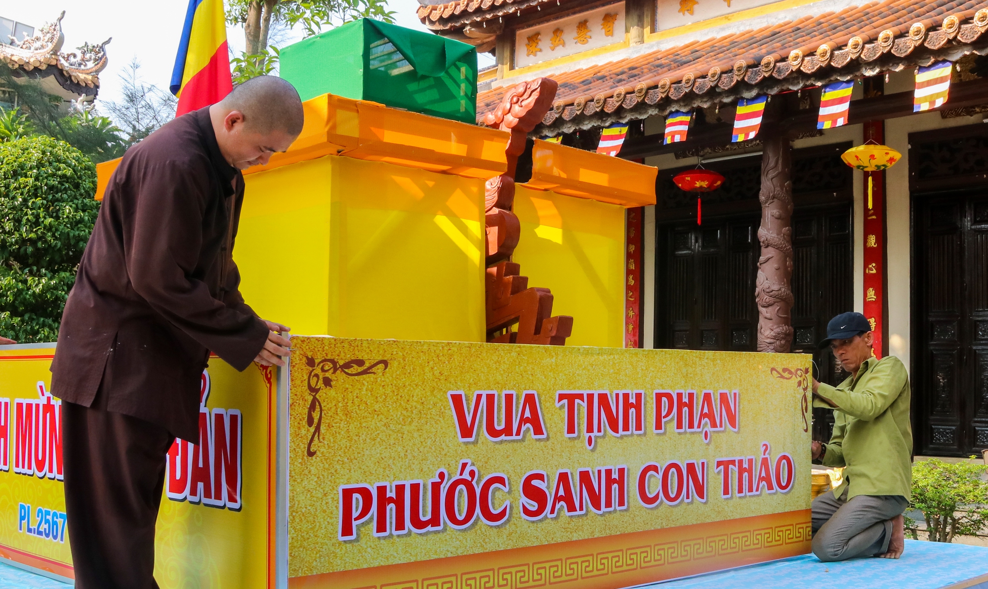 Thành phố Huế rực rỡ sắc màu chào đón tuần lễ Phật đản 2023 - Ảnh 6.
