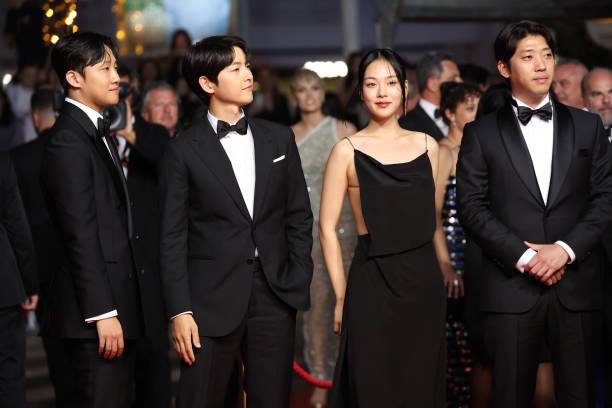 Thảm đỏ Cannes 2023 ngày 9: Song Joong Ki giữ khoảng cách bên mỹ nhân, Heidi Klum và dàn &quot;thiên thần&quot; đại náo sự kiện - Ảnh 2.