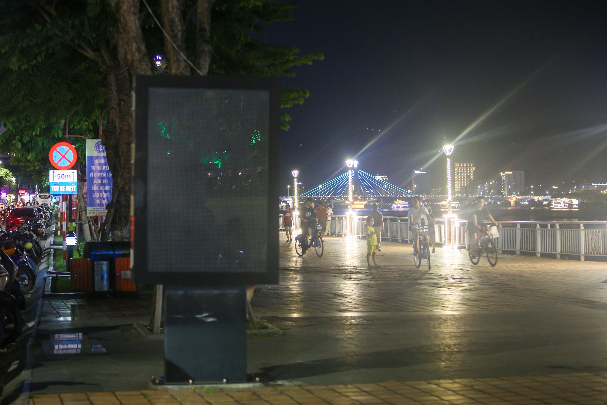 Những hình ảnh &quot;khác lạ&quot; trước và sau 8 giờ tối tại Đà Nẵng - Ảnh 10.