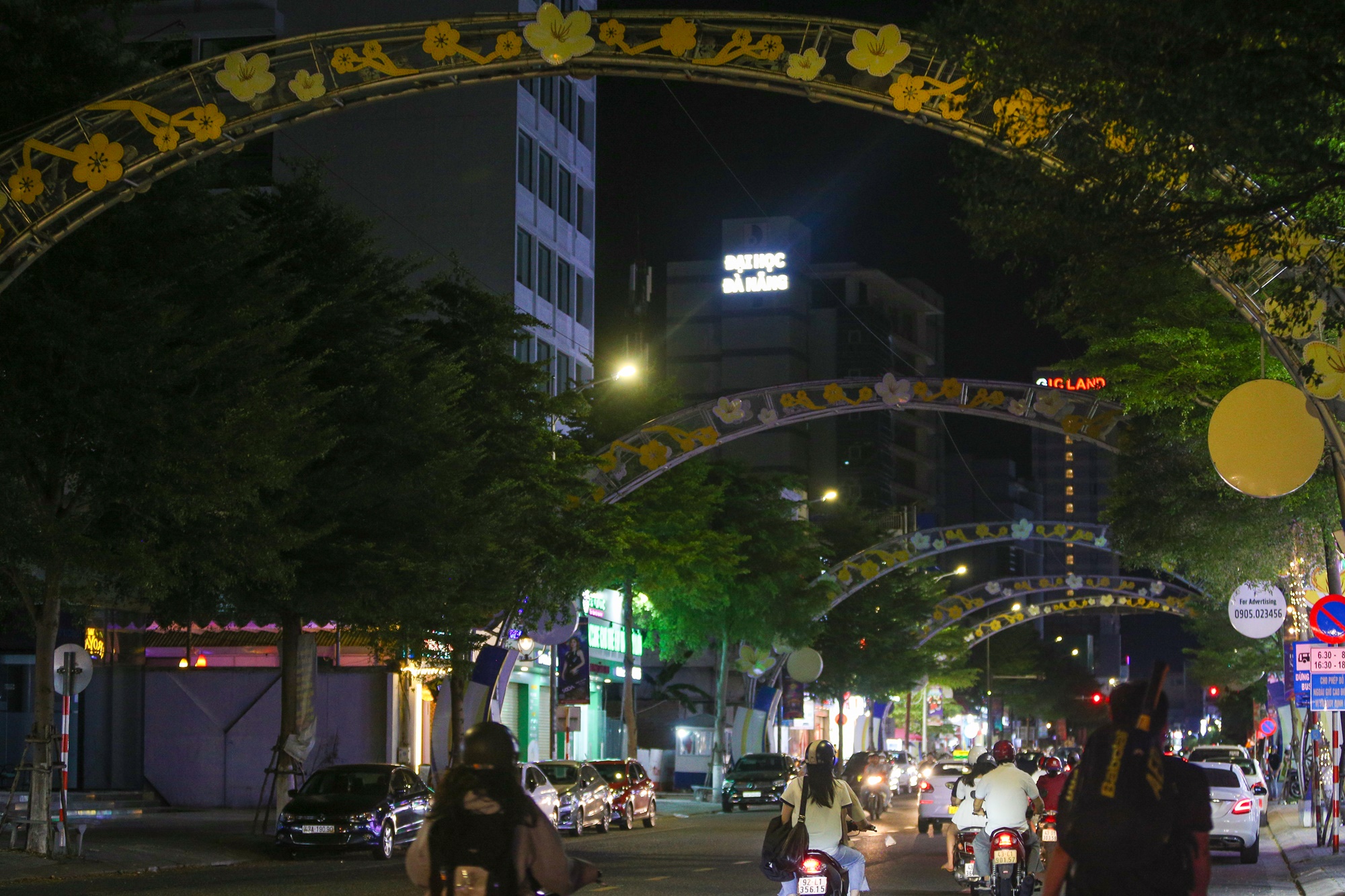 Những hình ảnh &quot;khác lạ&quot; trước và sau 8 giờ tối tại Đà Nẵng - Ảnh 9.