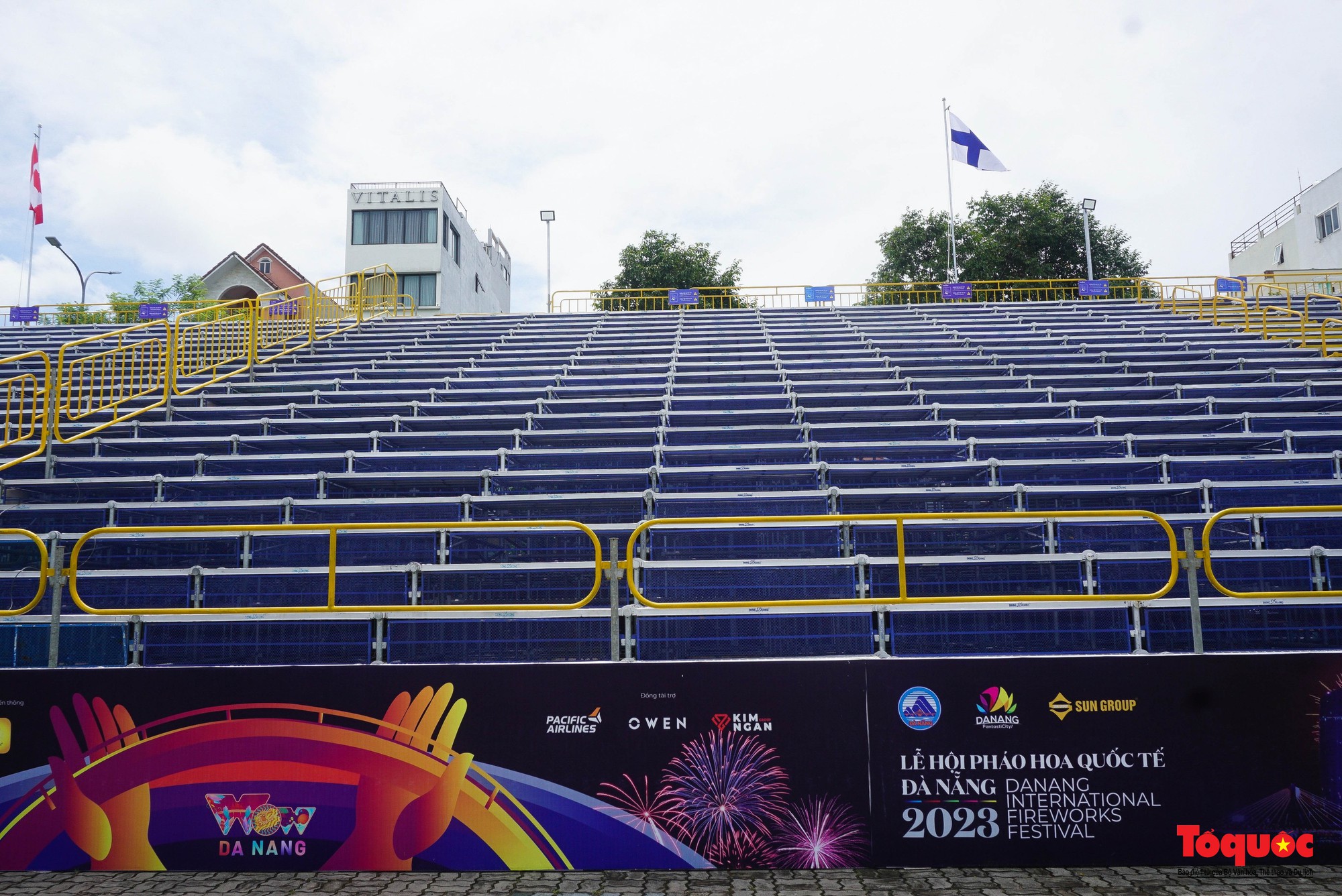 Cận cảnh khán đài hơn 5.000 chỗ ngồi phục vụ Lễ hội pháo hoa quốc tế Đà Nẵng 2023 - Ảnh 2.