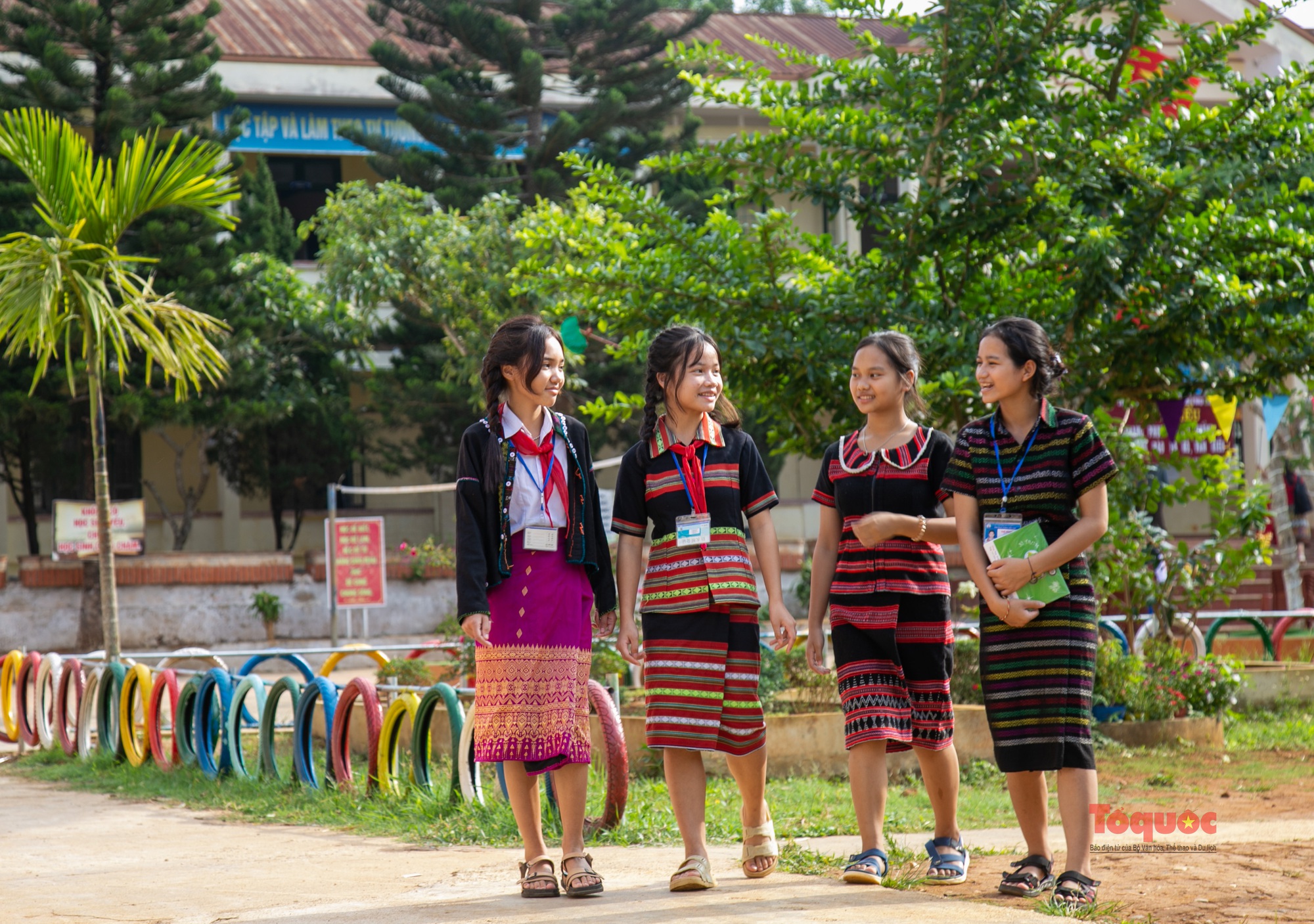 Khơi dậy niềm tự hào về trang phục truyền thống các dân tộc trong trường học - Ảnh 9.