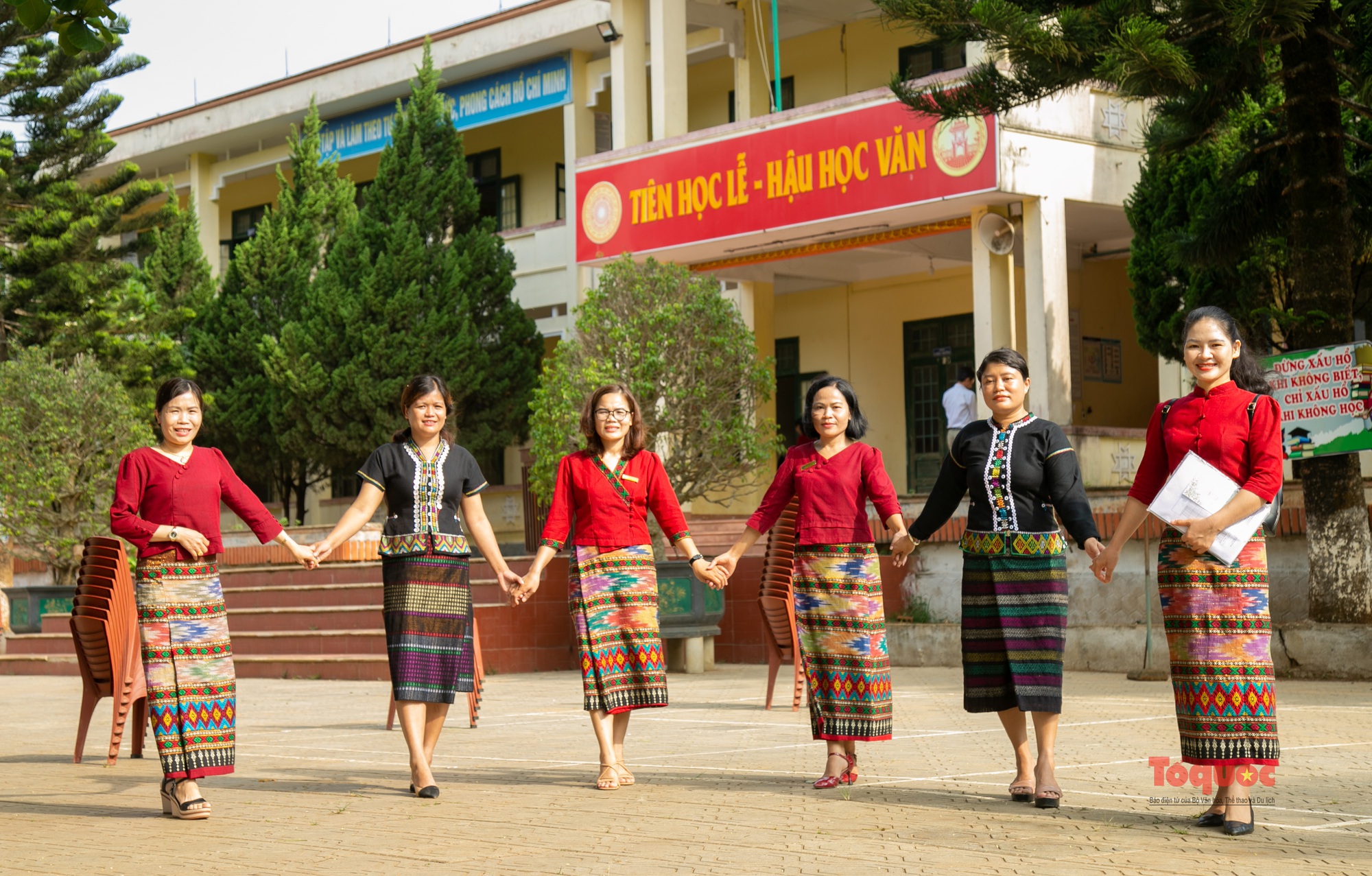 Khơi dậy niềm tự hào về trang phục truyền thống các dân tộc trong trường học - Ảnh 13.