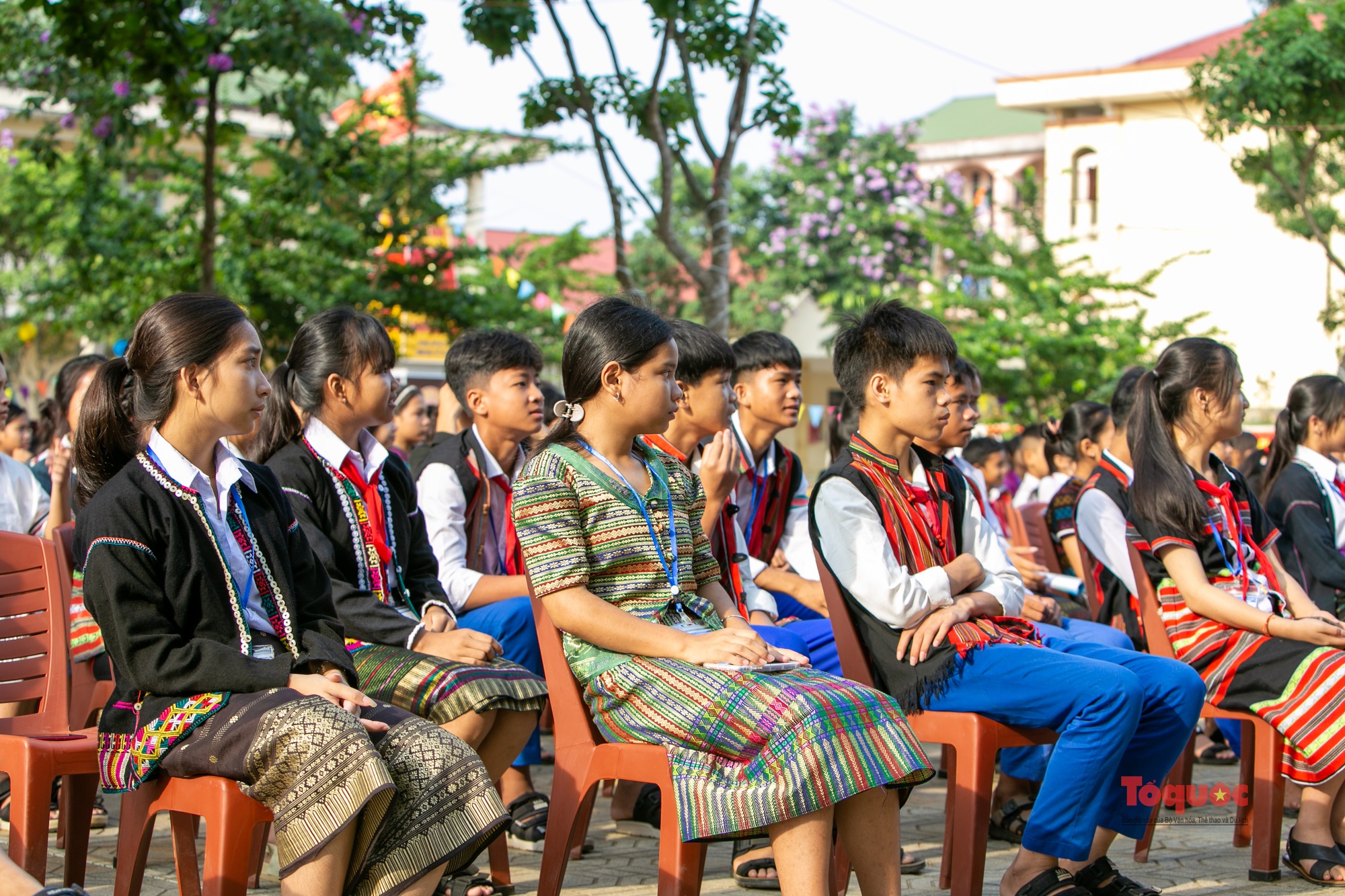 Khơi dậy niềm tự hào về trang phục truyền thống các dân tộc trong trường học - Ảnh 5. Khơi dậy niềm tự hào về trang phục truyền thống các dân tộc trong trường học - Ảnh 5.