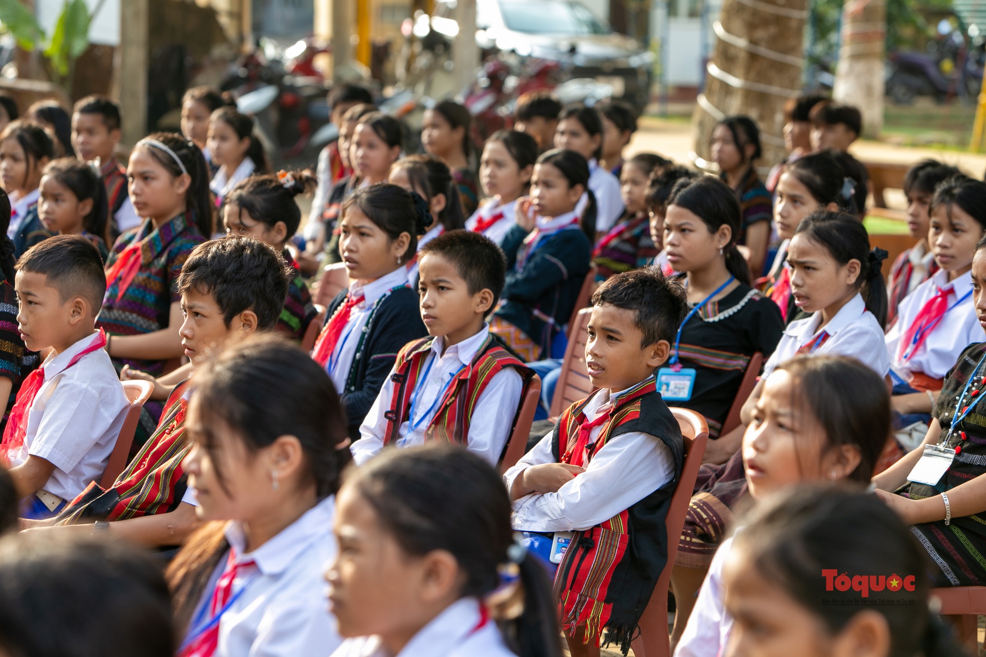 Khơi dậy niềm tự hào về trang phục truyền thống các dân tộc trong trường học - Ảnh 7.