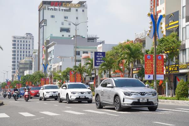 Dàn xe điện VinFast rực rỡ sắc màu khuấy đảo đường phố Đà Nẵng - Ảnh 4.