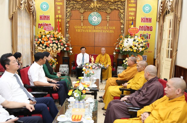 Bí thư Thành ủy Hà Nội Đinh Tiến Dũng chúc mừng Lễ Phật đản - Ảnh 1.