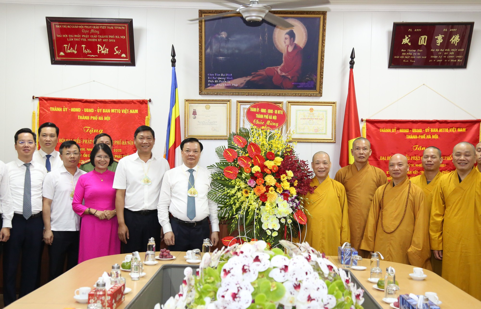 Bí thư Thành ủy Hà Nội Đinh Tiến Dũng chúc mừng Lễ Phật đản - Ảnh 3.