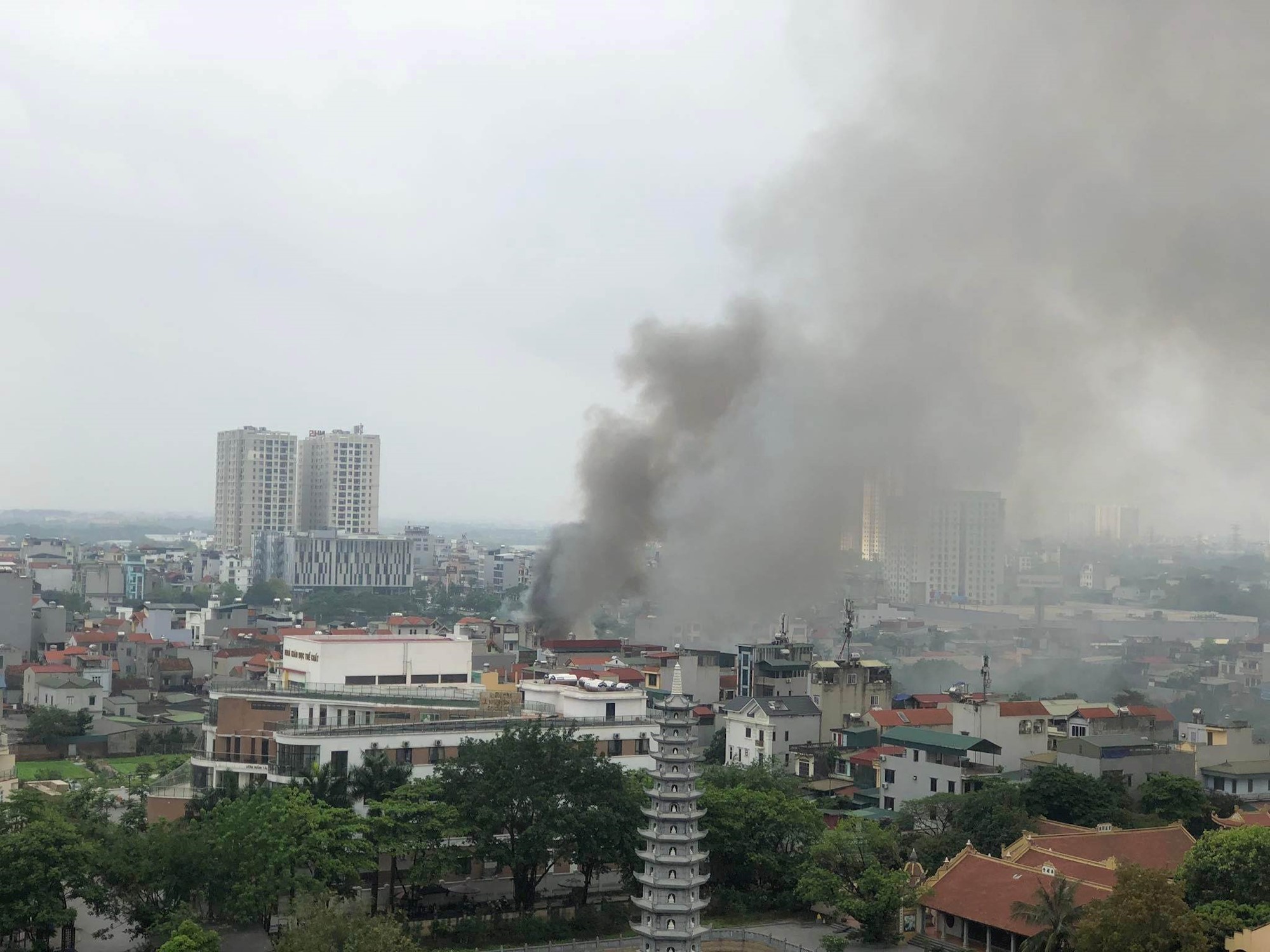 Hà Nội: Kịp thời dập tắt đám cháy nhà dân trong ngõ nhỏ - Ảnh 1.