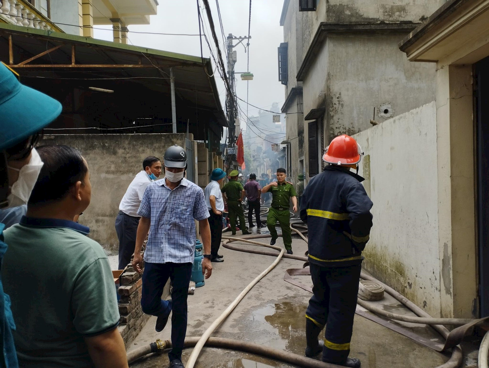 Hà Nội: Kịp thời dập tắt đám cháy nhà dân trong ngõ nhỏ - Ảnh 2.
