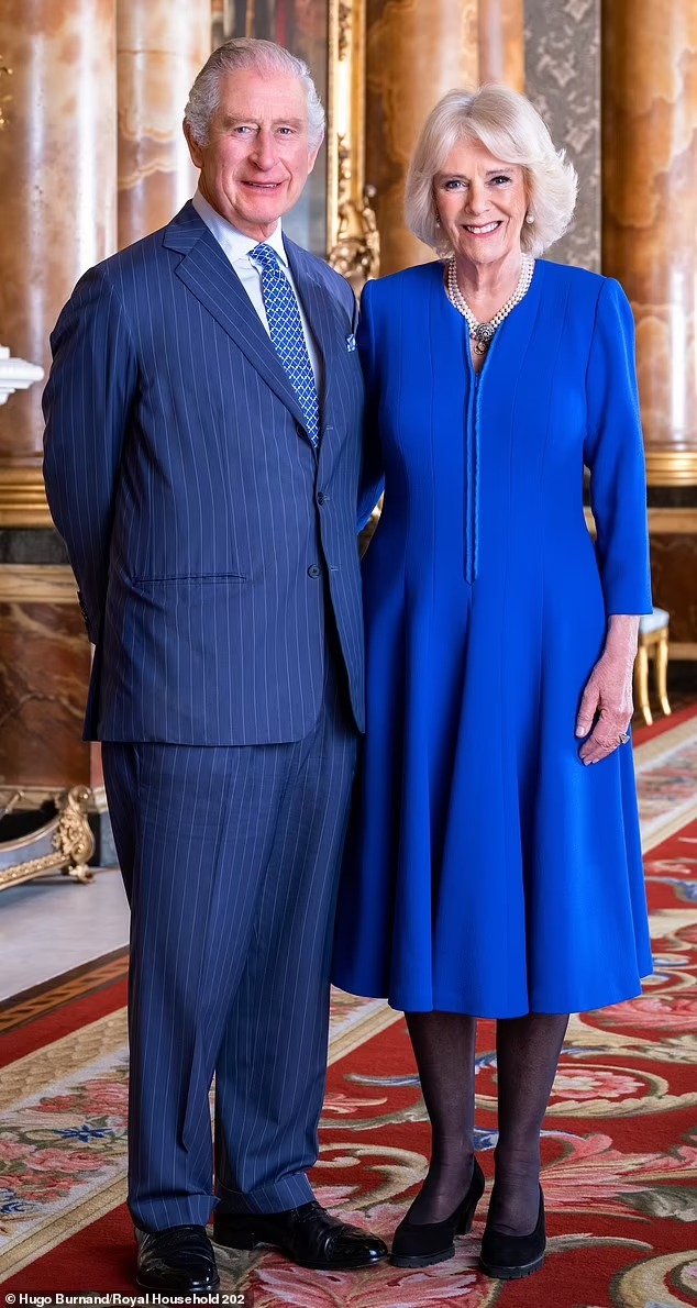 Cung điện tiết lộ chi tiết đặc biệt trên Hoàng bào đăng quang của Vua Charles và Vương hậu Camilla: Lời tri ân ngọt ngào cho cố Nữ vương - Ảnh 1.