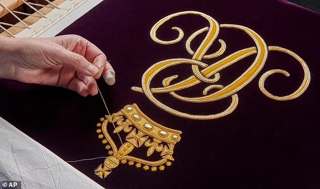 Cung điện tiết lộ chi tiết đặc biệt trên Hoàng bào đăng quang của Vua Charles và Vương hậu Camilla: Lời tri ân ngọt ngào cho cố Nữ vương - Ảnh 6.