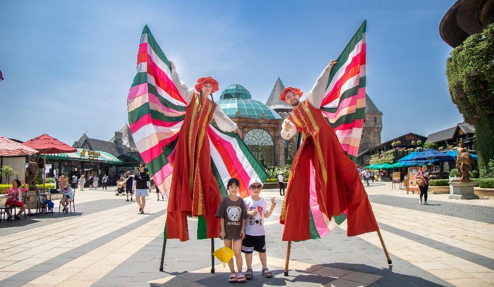 Du khách hào hứng trải nghiệm Sun World Ba Na Hills, Công viên châu Á- Asia Park trong ngày đầu nghỉ lễ - Ảnh 1.