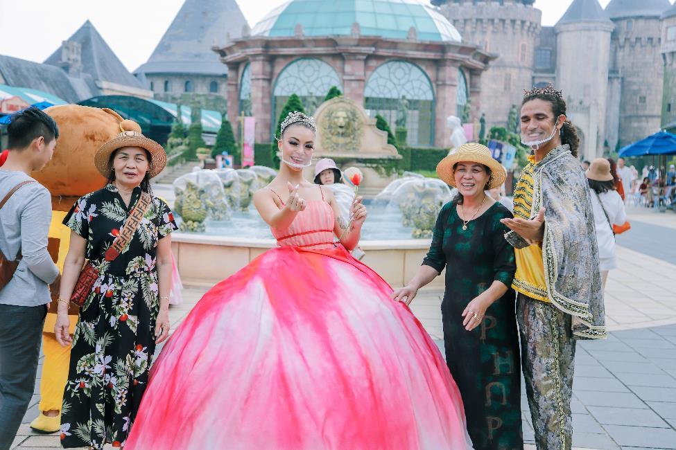 Du khách hào hứng trải nghiệm Sun World Ba Na Hills, Công viên châu Á- Asia Park trong ngày đầu nghỉ lễ - Ảnh 3.