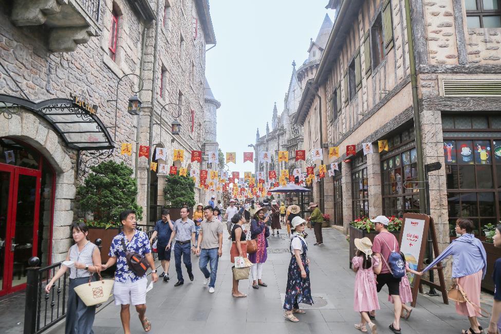 Du khách hào hứng trải nghiệm Sun World Ba Na Hills, Công viên châu Á- Asia Park trong ngày đầu nghỉ lễ - Ảnh 4.