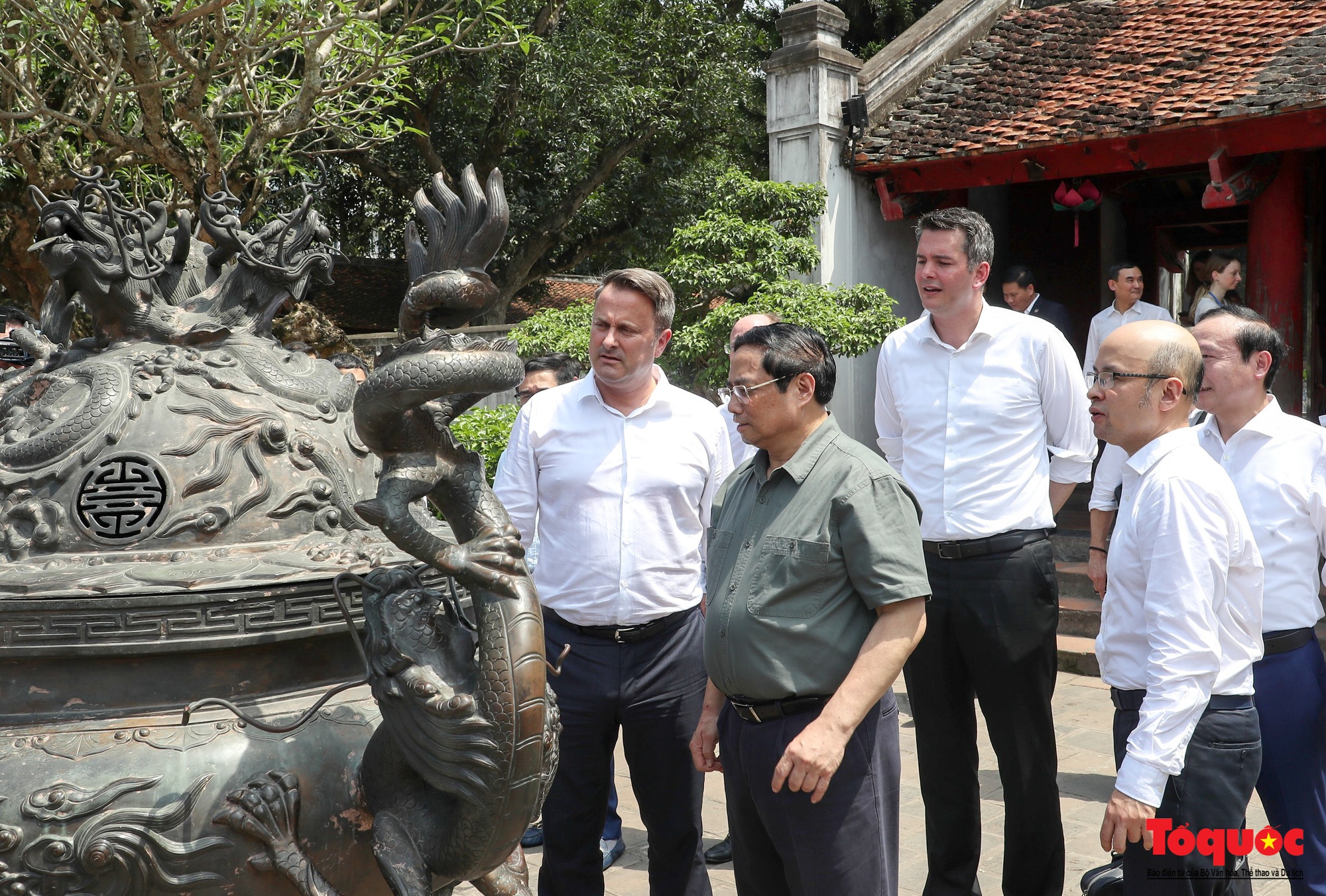 Thủ tướng Phạm Minh Chính và Thủ tướng Luxembourg tham quan Văn Miếu và bảo tàng Mỹ Thuật Việt Nam  - Ảnh 4.
