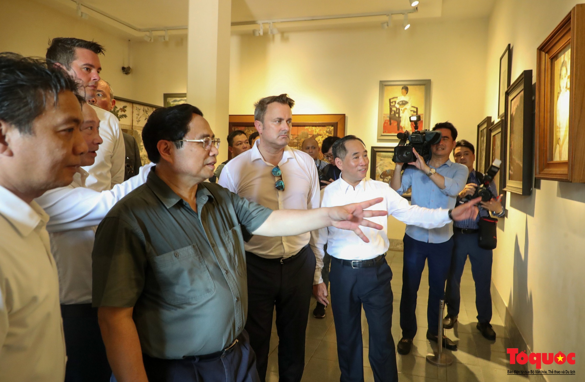 Thủ tướng Phạm Minh Chính và Thủ tướng Luxembourg tham quan Văn Miếu và bảo tàng Mỹ Thuật Việt Nam  - Ảnh 13.