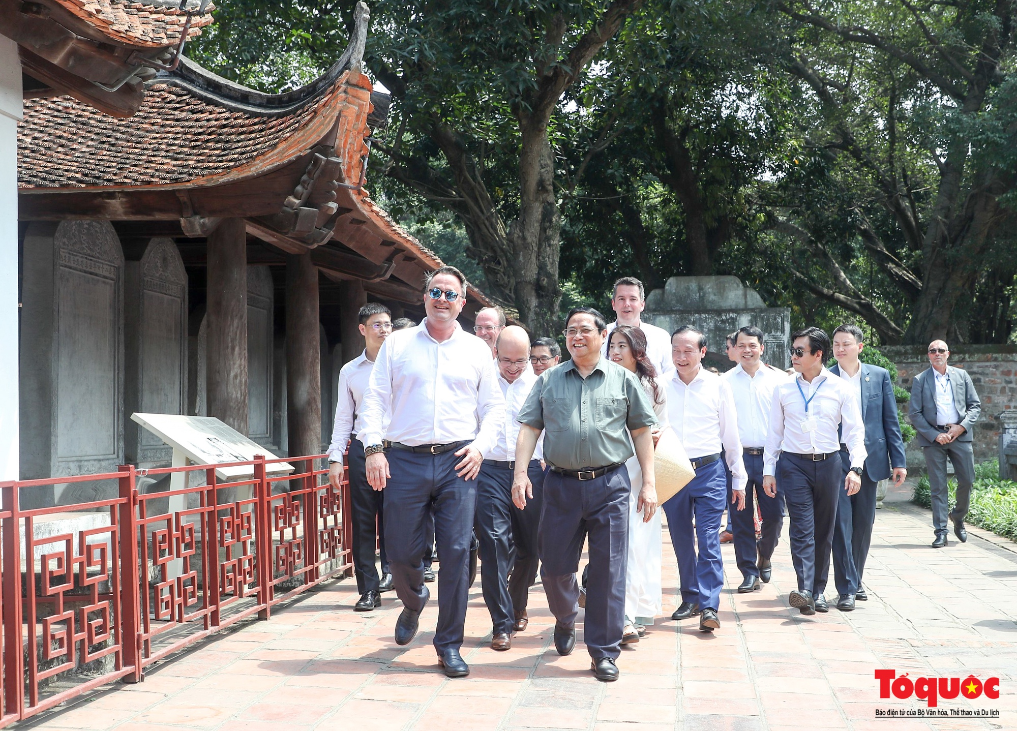 Thủ tướng Phạm Minh Chính và Thủ tướng Luxembourg tham quan Văn Miếu và bảo tàng Mỹ Thuật Việt Nam  - Ảnh 3.