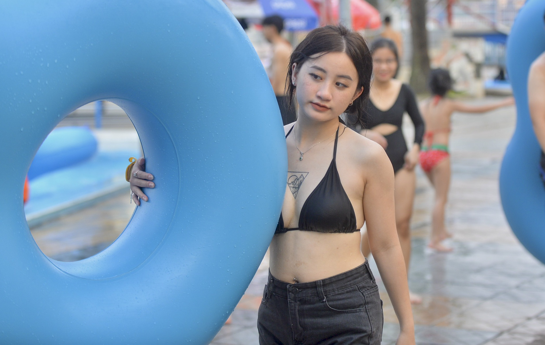 Hà Nội: Công viên nước Hồ Tây đông nghịt người ngày nắng nóng 40 độ C - Ảnh 13.
