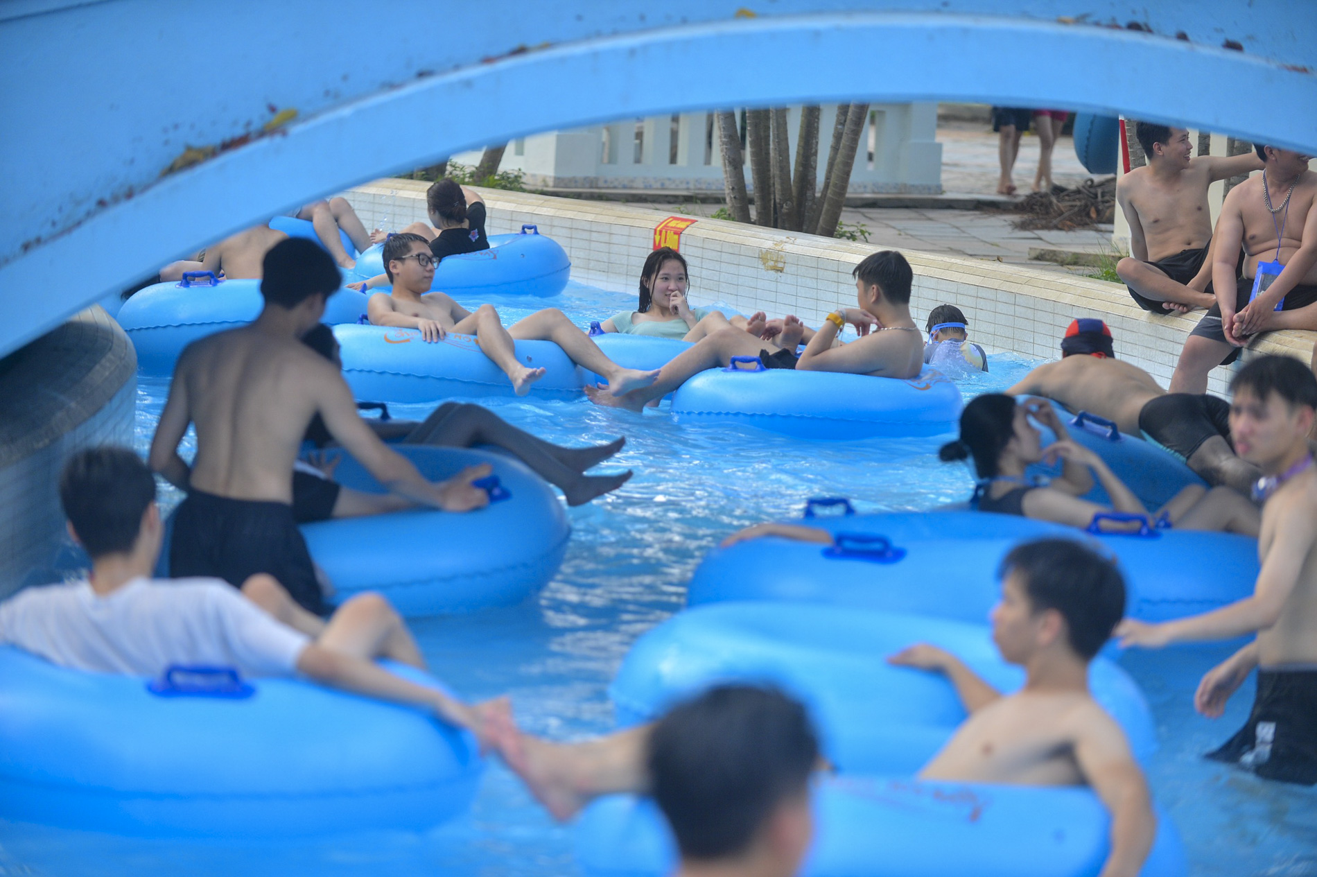 Hà Nội: Công viên nước Hồ Tây đông nghịt người ngày nắng nóng 40 độ C - Ảnh 4.