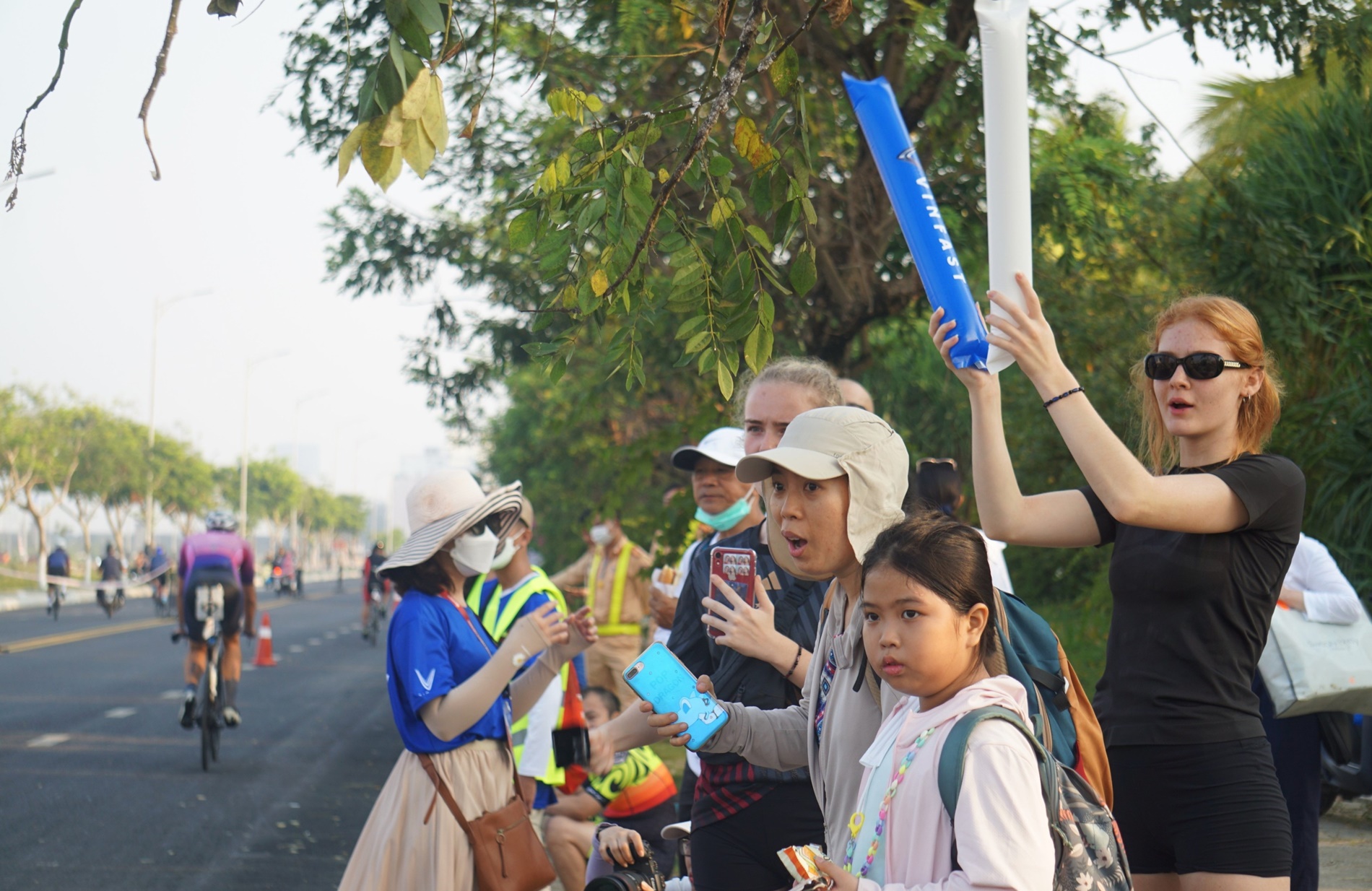 &quot;Đội nắng&quot; chen chân cổ vũ 3000 &quot;người sắt&quot; từ khắp thế giới đến Đà Nẵng tranh tài - Ảnh 10.