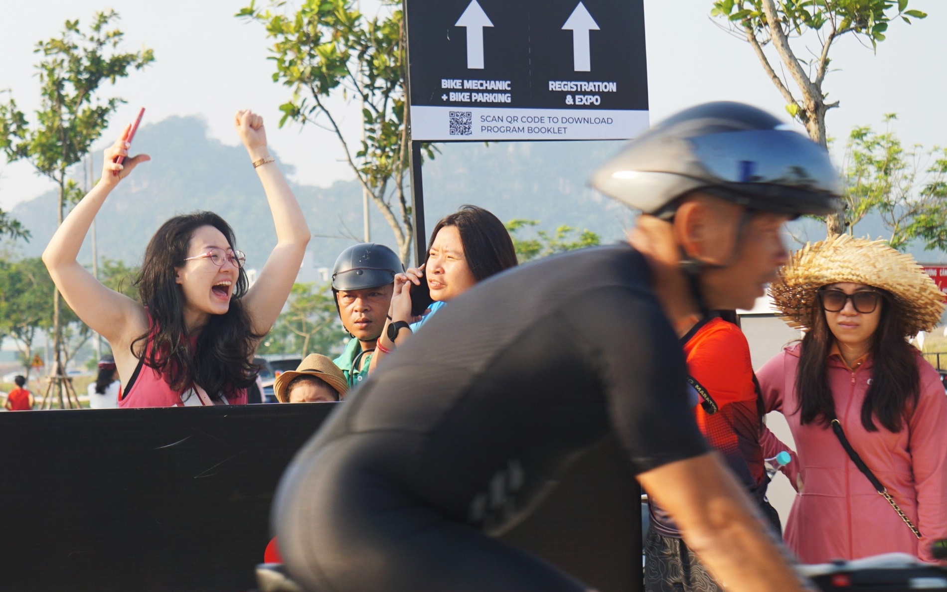 &quot;Đội nắng&quot; chen chân cổ vũ 3000 &quot;người sắt&quot; từ khắp thế giới đến Đà Nẵng tranh tài - Ảnh 17.