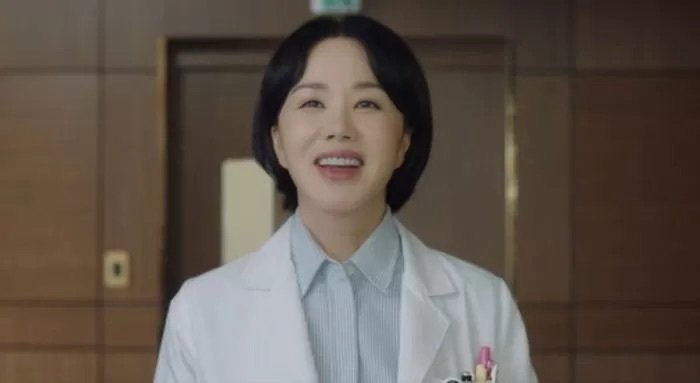 Nữ chính phim Hàn gặp tranh cãi vì nhan sắc lẫn giọng nói khác lạ, hoá ra ẩn chứa sự thật đau lòng - Ảnh 2.