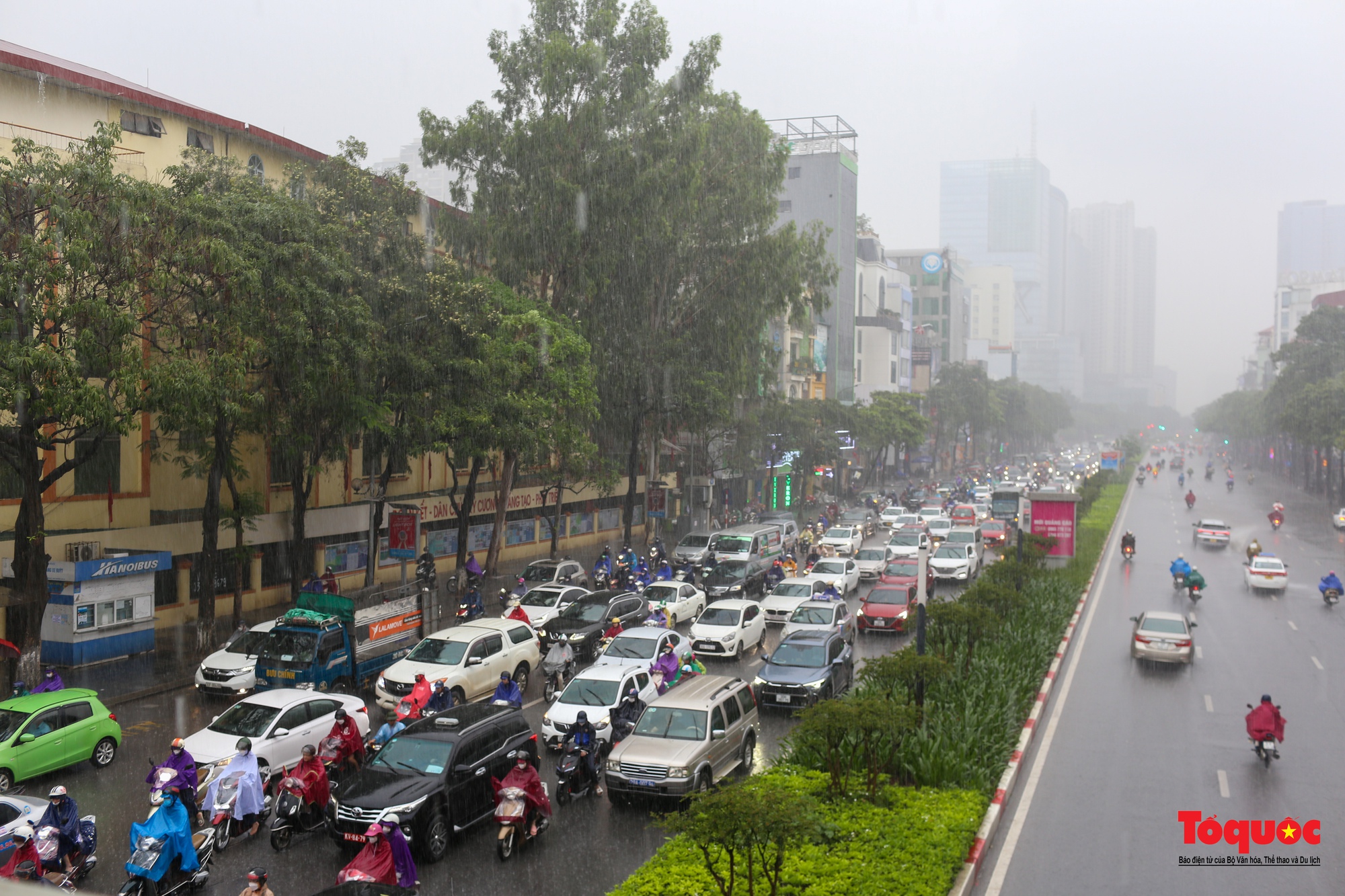Mưa giông trắng trời gây ùn tắc giao thông tại nội thành Hà Nội - Ảnh 1.