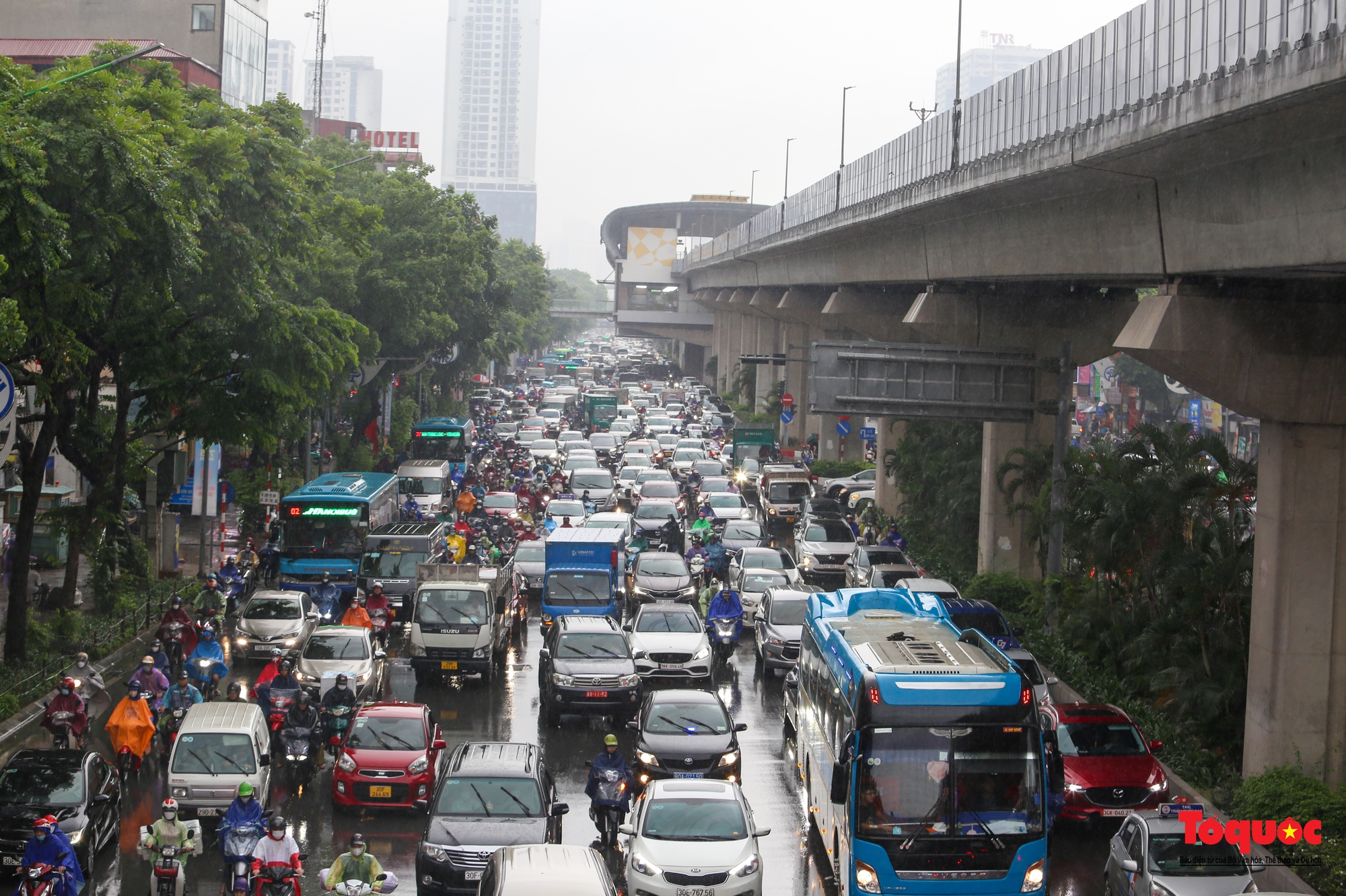 Mưa giông trắng trời gây ùn tắc giao thông tại nội thành Hà Nội - Ảnh 7.