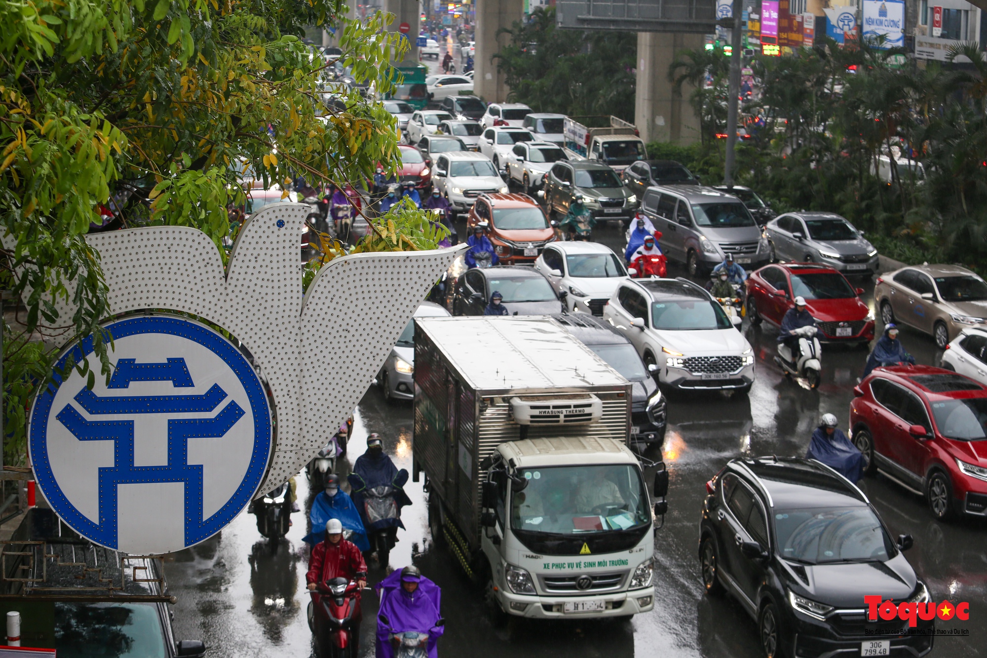 Mưa giông trắng trời gây ùn tắc giao thông tại nội thành Hà Nội - Ảnh 13.