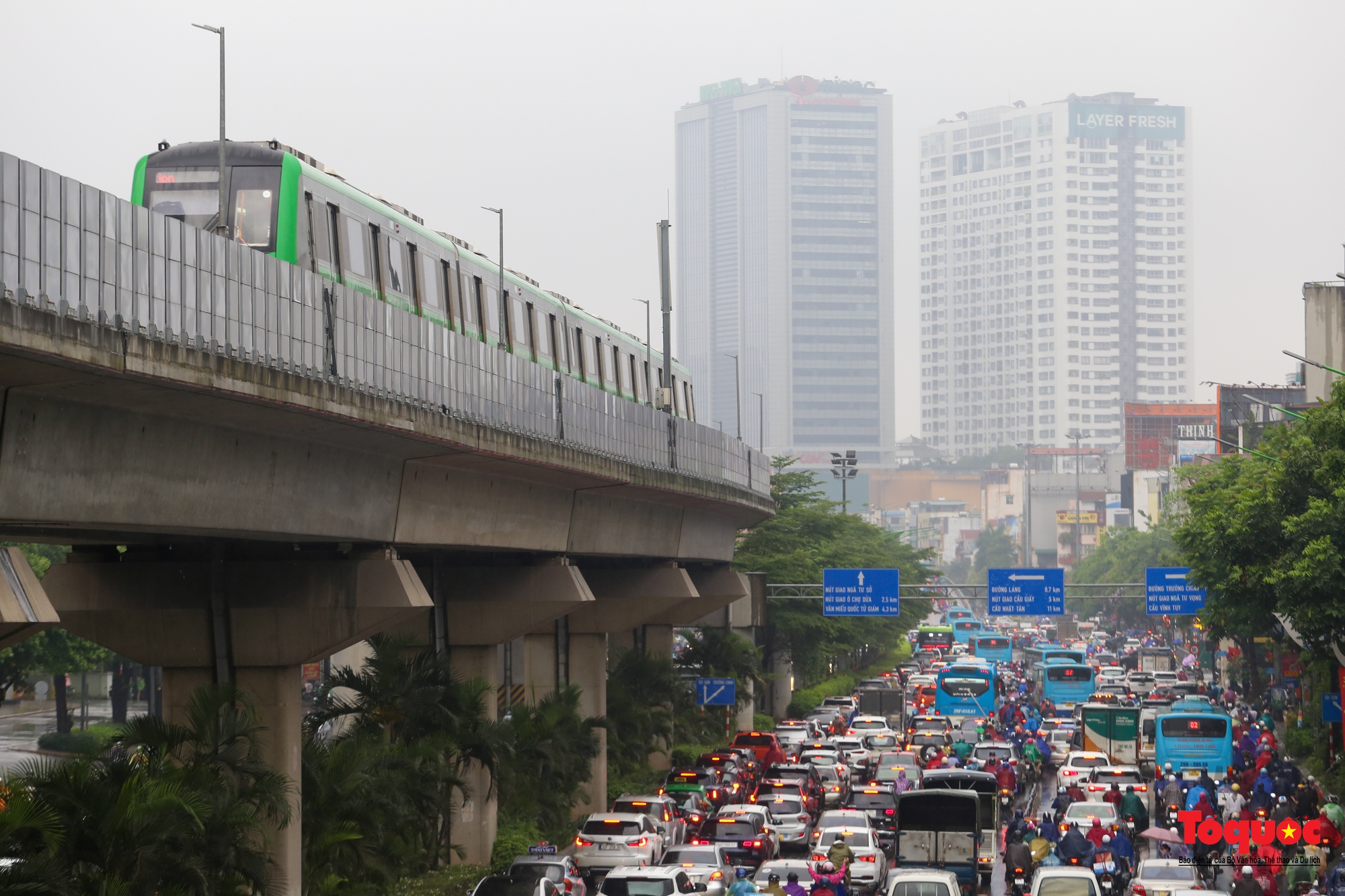 Mưa giông trắng trời gây ùn tắc giao thông tại nội thành Hà Nội - Ảnh 14.