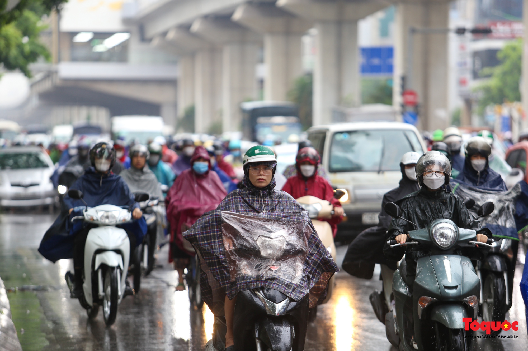Mưa giông trắng trời gây ùn tắc giao thông tại nội thành Hà Nội - Ảnh 12.