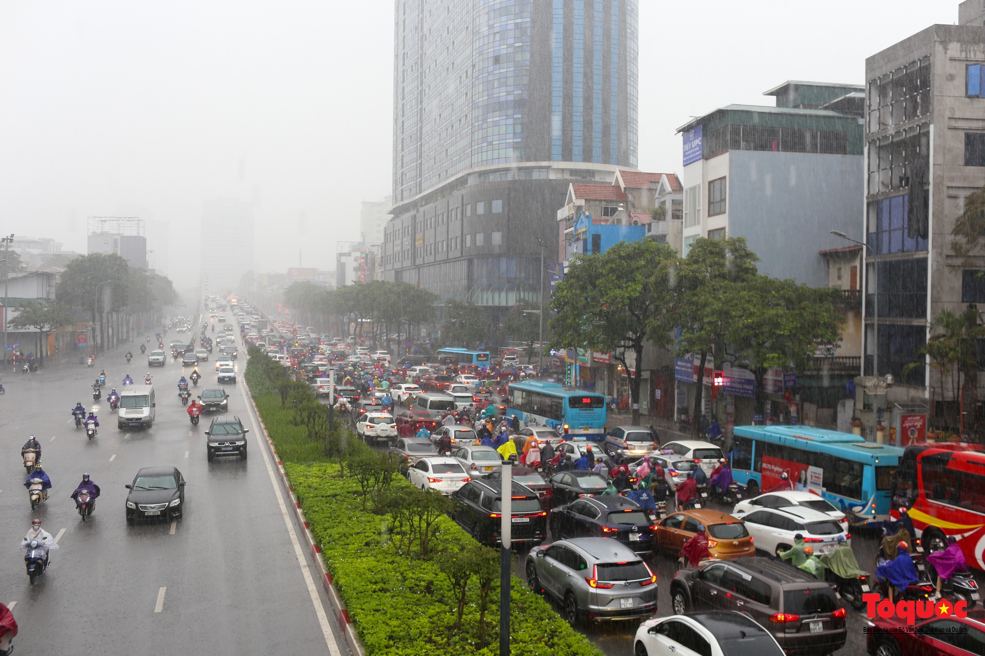 Mưa giông trắng trời gây ùn tắc giao thông tại nội thành Hà Nội - Ảnh 5.