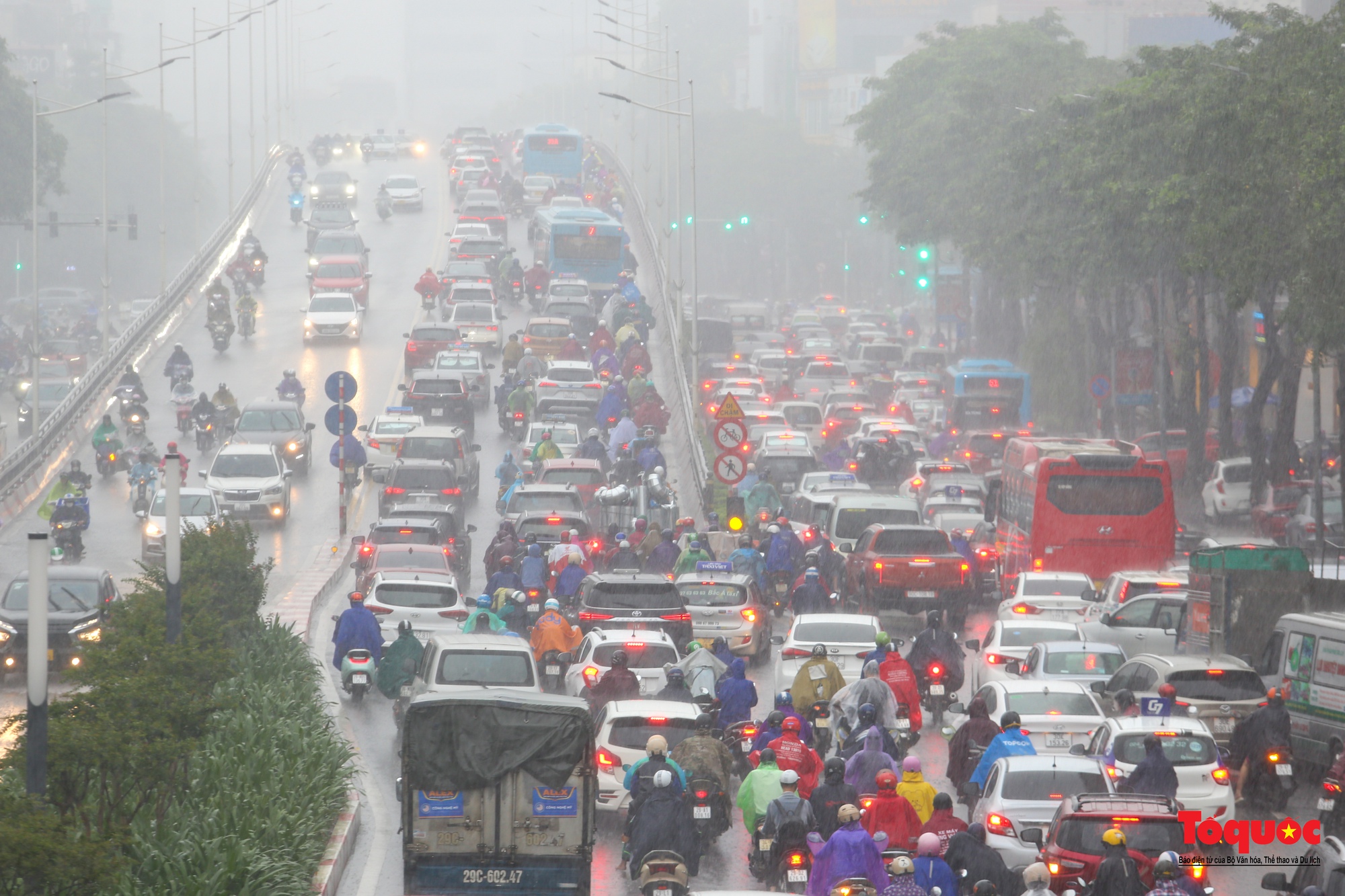 Mưa giông trắng trời gây ùn tắc giao thông tại nội thành Hà Nội - Ảnh 6.