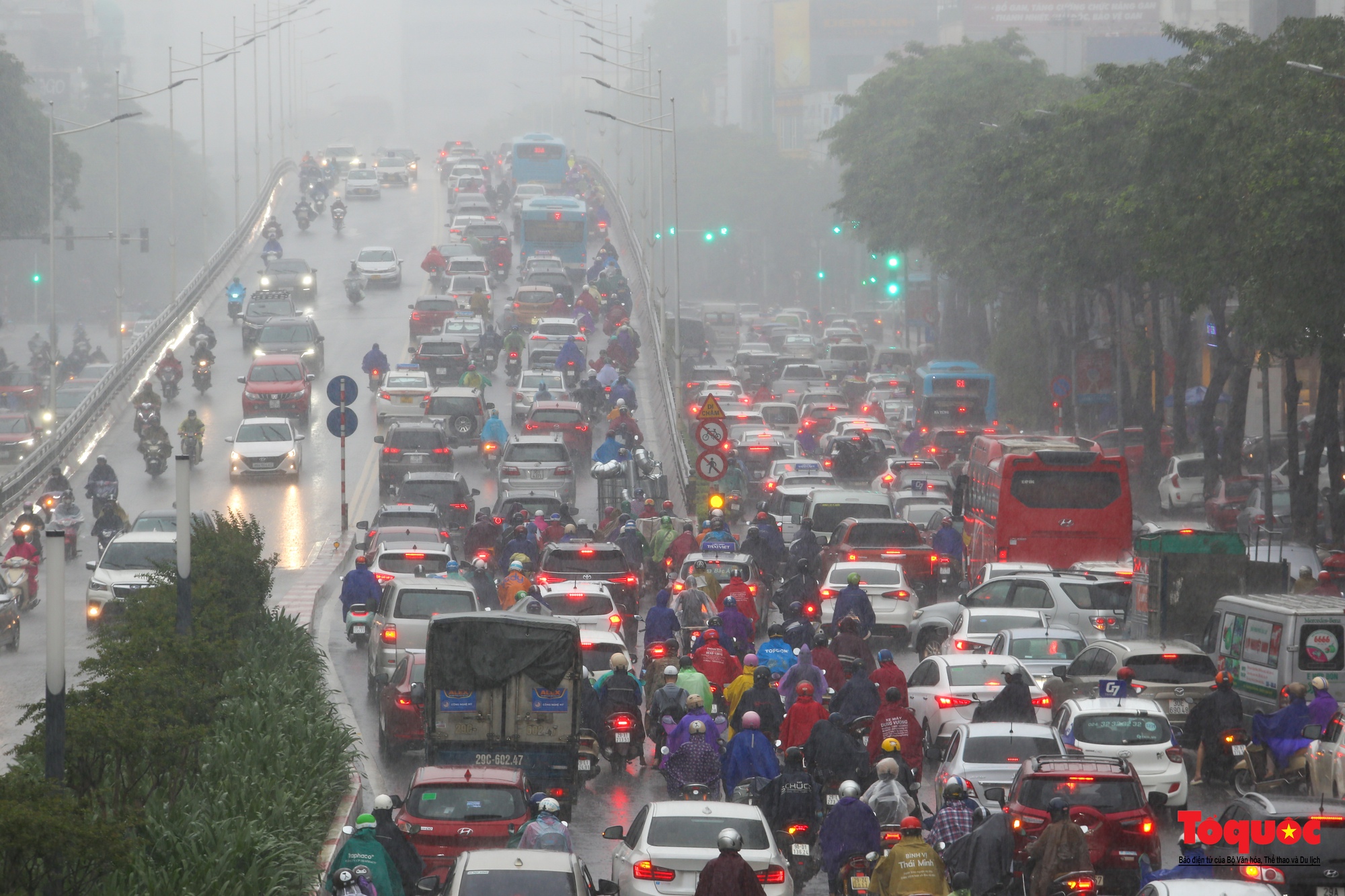 Mưa giông trắng trời gây ùn tắc giao thông tại nội thành Hà Nội - Ảnh 2.