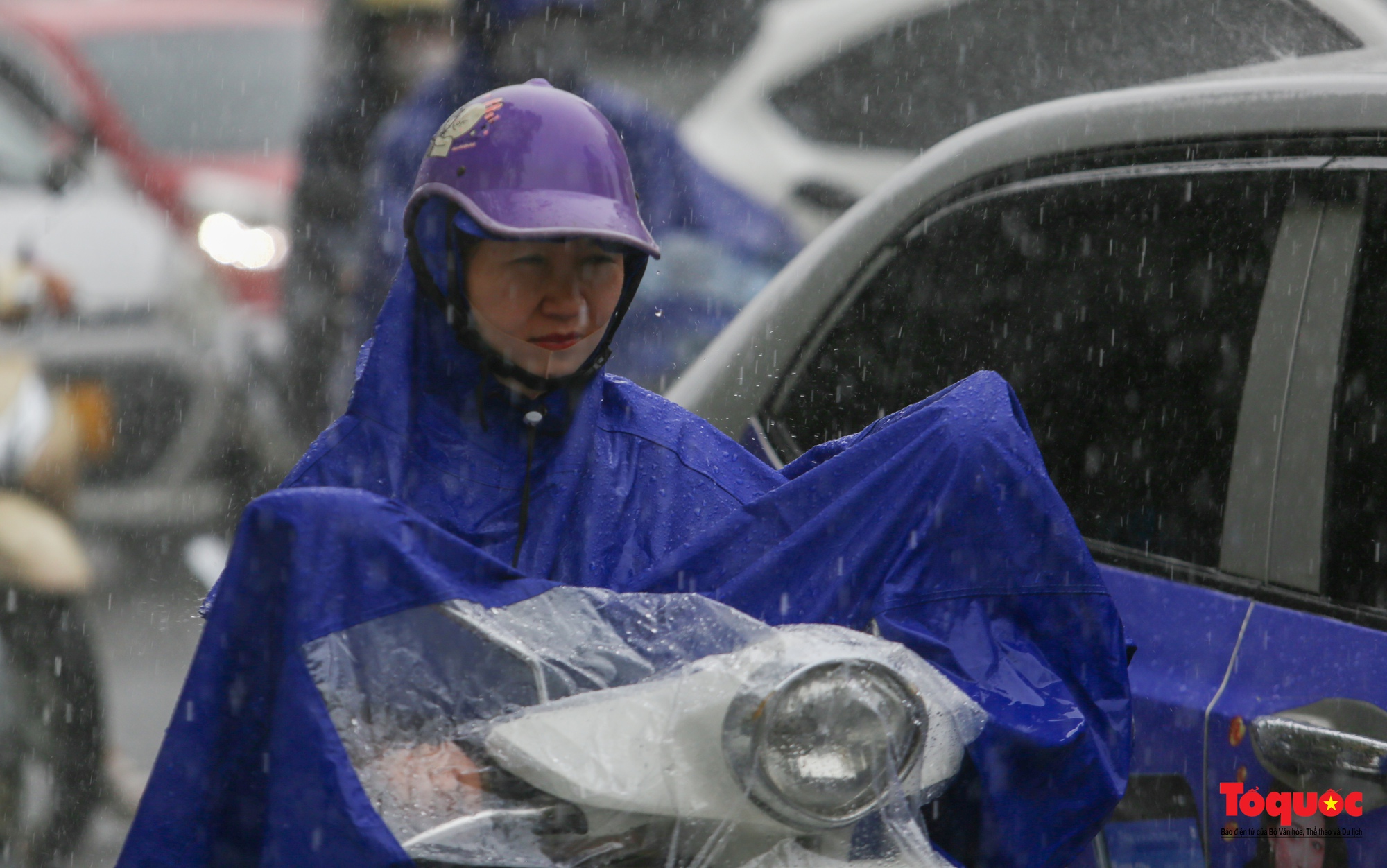 Mưa giông trắng trời gây ùn tắc giao thông tại nội thành Hà Nội - Ảnh 11.