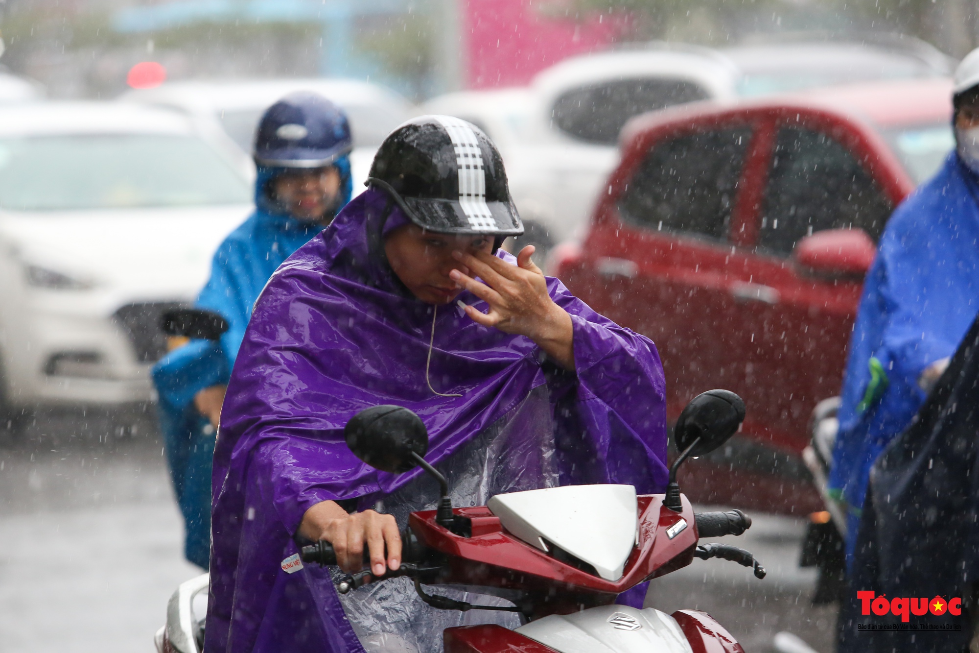 Mưa giông trắng trời gây ùn tắc giao thông tại nội thành Hà Nội - Ảnh 4.