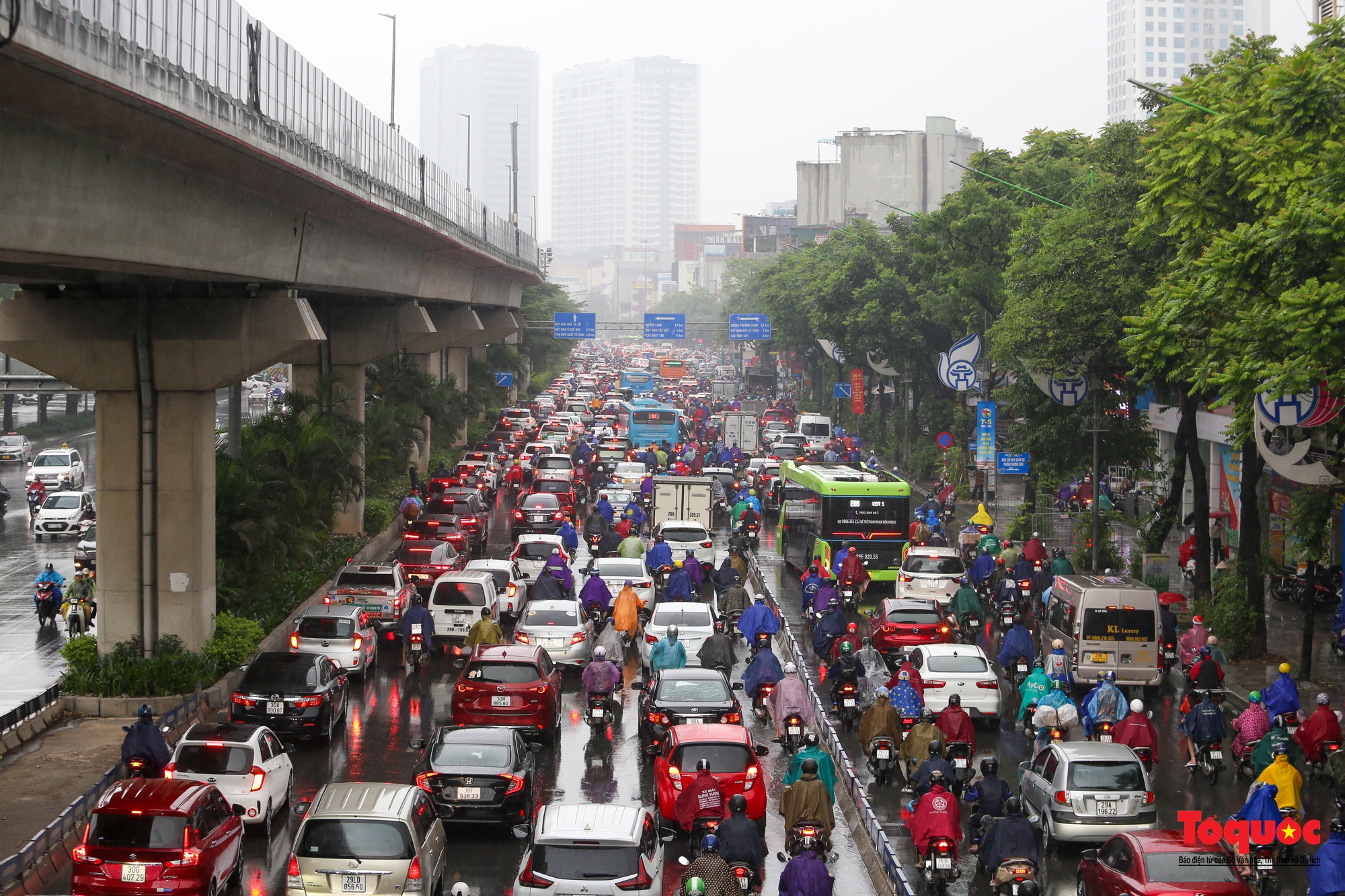 Mưa giông trắng trời gây ùn tắc giao thông tại nội thành Hà Nội - Ảnh 8.