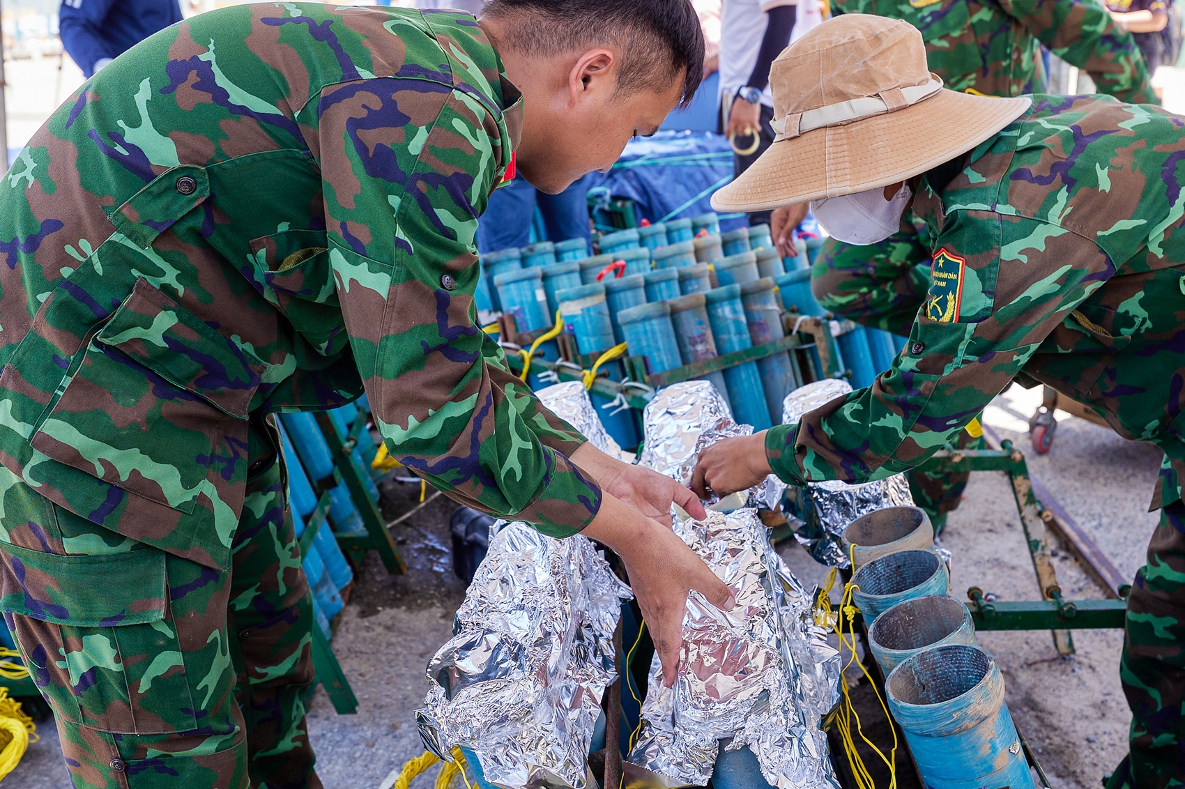 Pháo hoa ở Đà Nẵng đã lên nòng, sẵn sàng chờ khai hỏa - Ảnh 7.