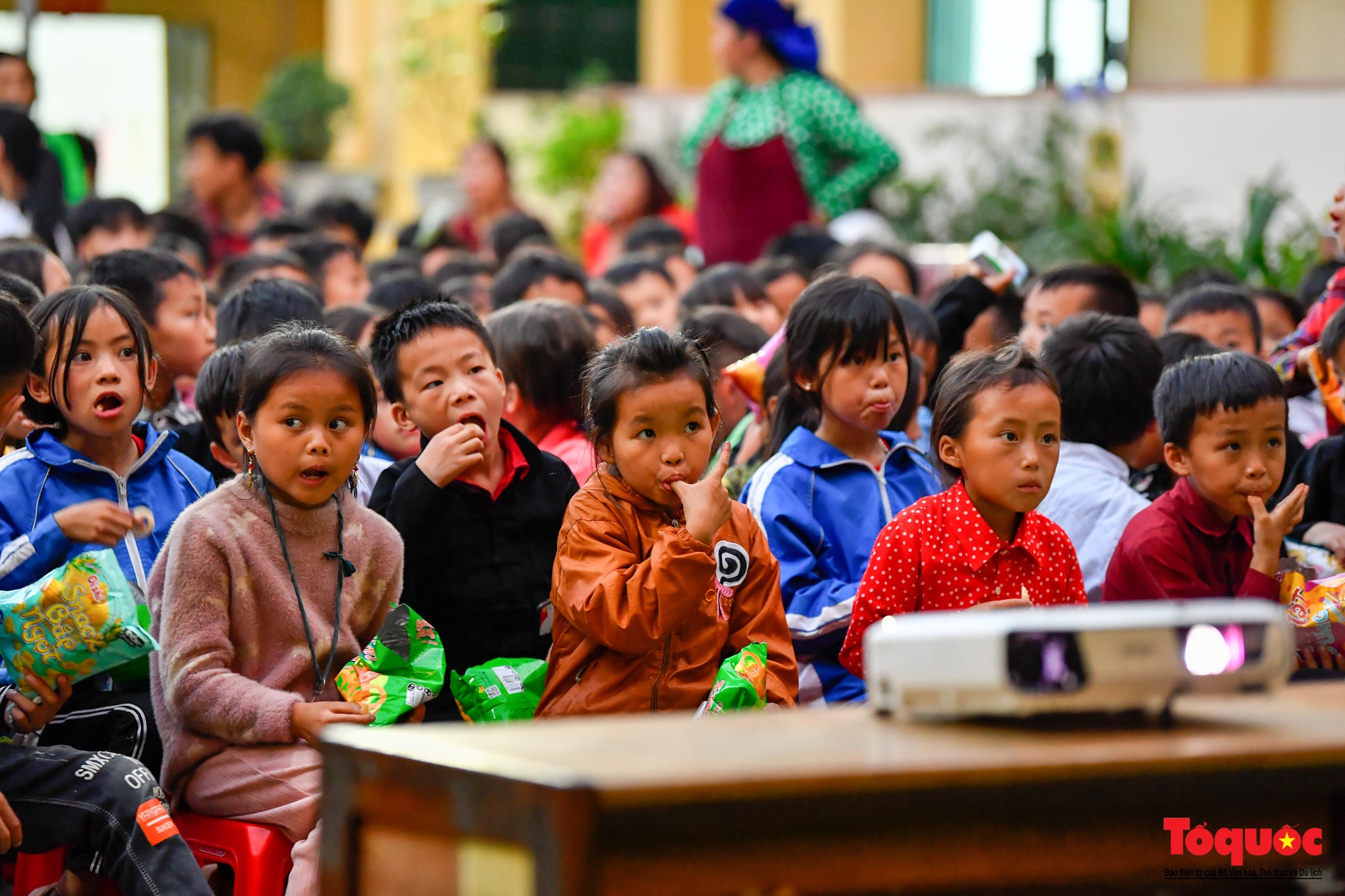 Em nhỏ vùng cao hào hứng xem phim chiếu rạp ngay trên cao nguyên đá Đồng Văn - Ảnh 11.